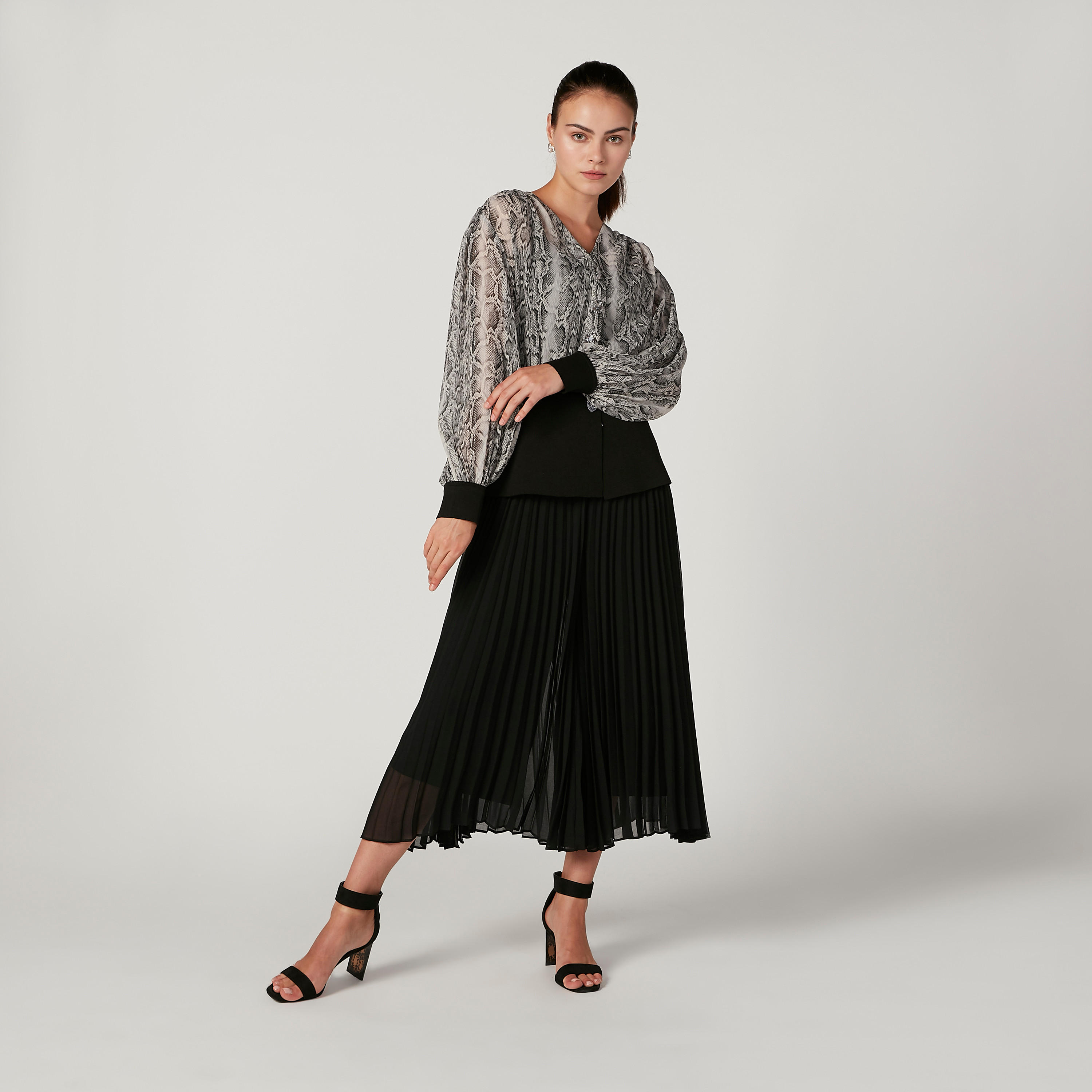 بلوزة بياقة V وأكمام بيشوب وطبعات حيوانات من آيكونيك-women-clothing-shirtsandblouses-blouses-image-2