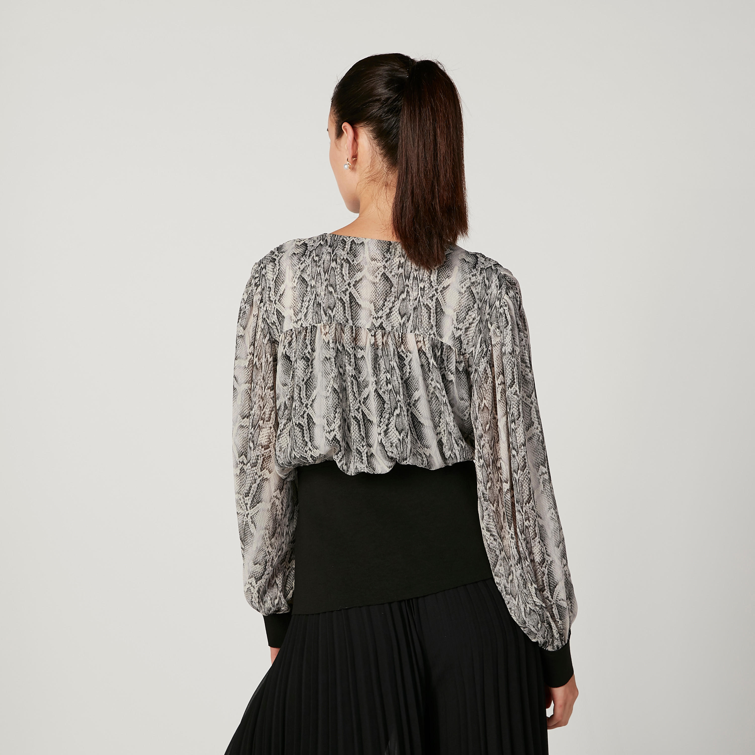 بلوزة بياقة V وأكمام بيشوب وطبعات حيوانات من آيكونيك-women-clothing-shirtsandblouses-blouses-image-4