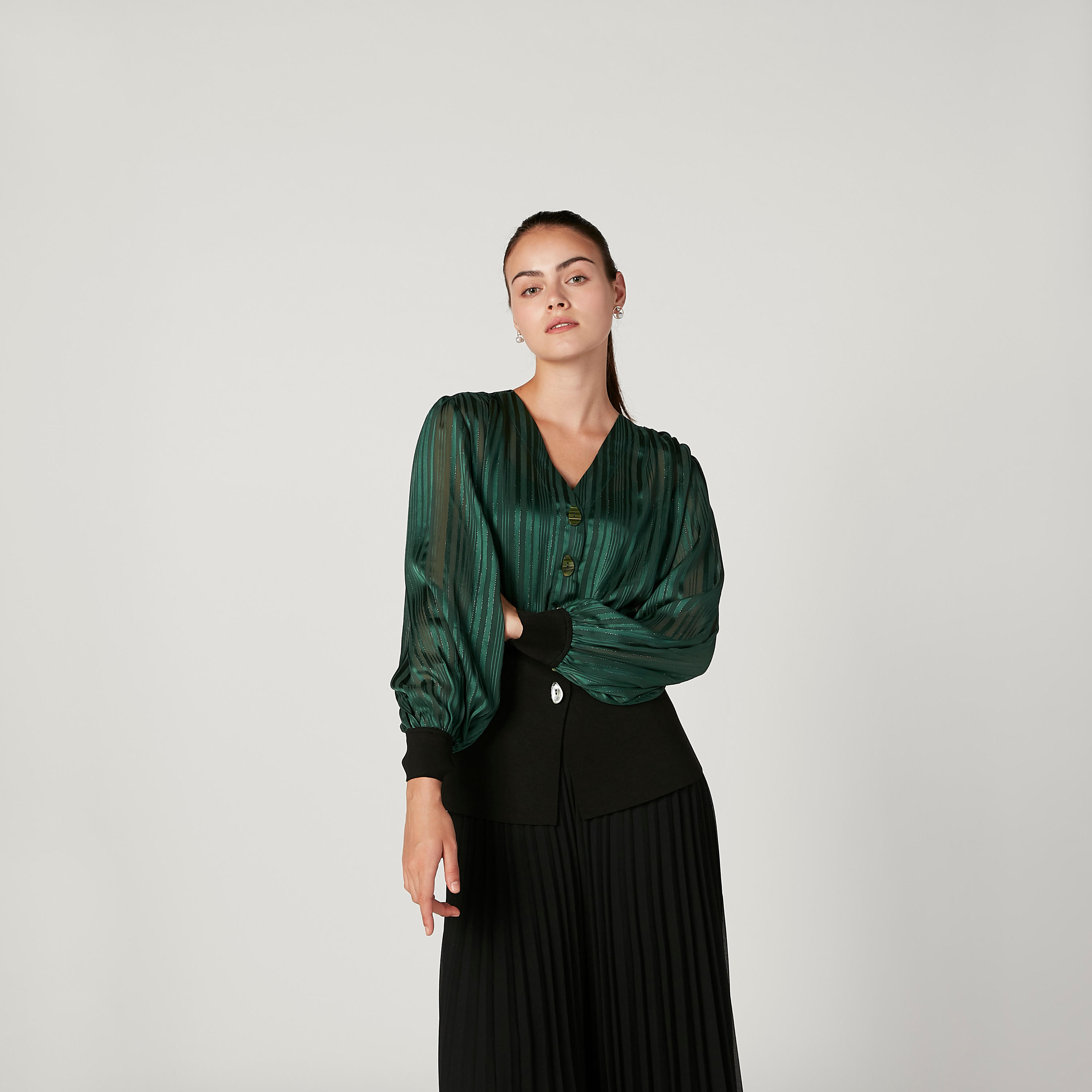 بلوزة مخططة بياقة V وأكمام طويلة من آيكونيك-women-clothing-shirtsandblouses-blouses-image-1