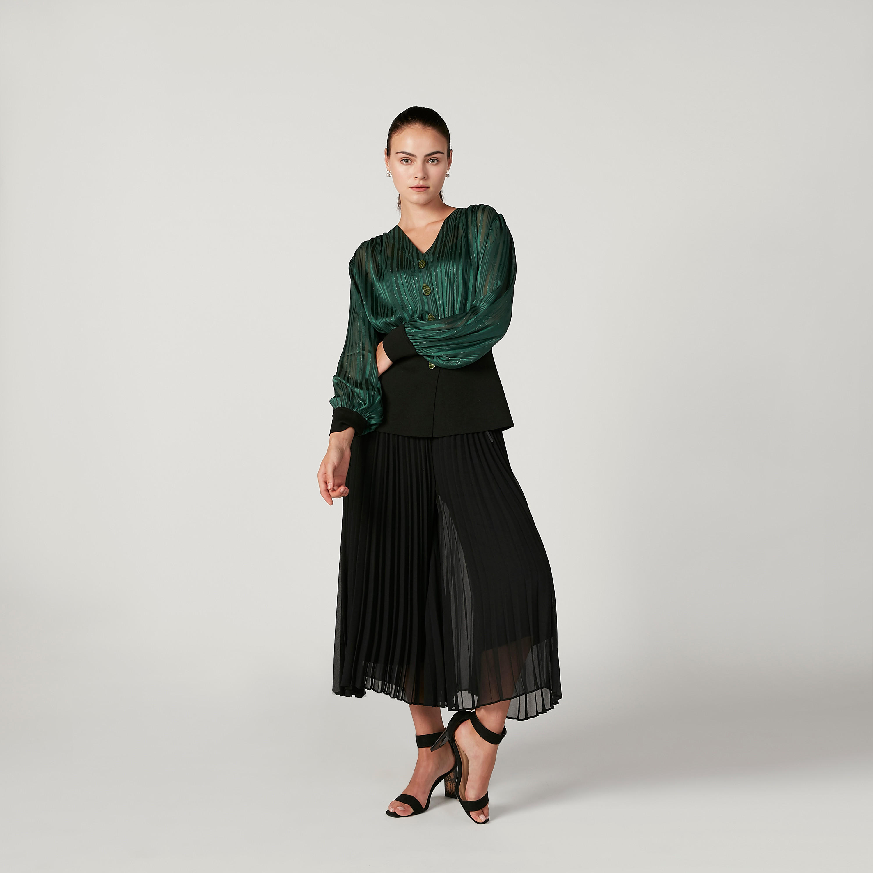 بلوزة مخططة بياقة V وأكمام طويلة من آيكونيك-women-clothing-shirtsandblouses-blouses-image-2
