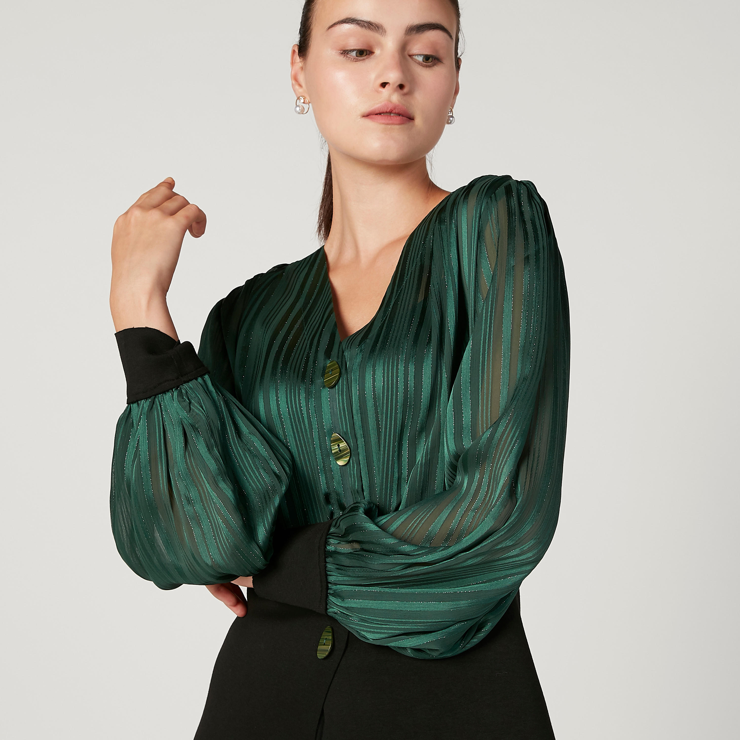 بلوزة مخططة بياقة V وأكمام طويلة من آيكونيك-women-clothing-shirtsandblouses-blouses-image-3