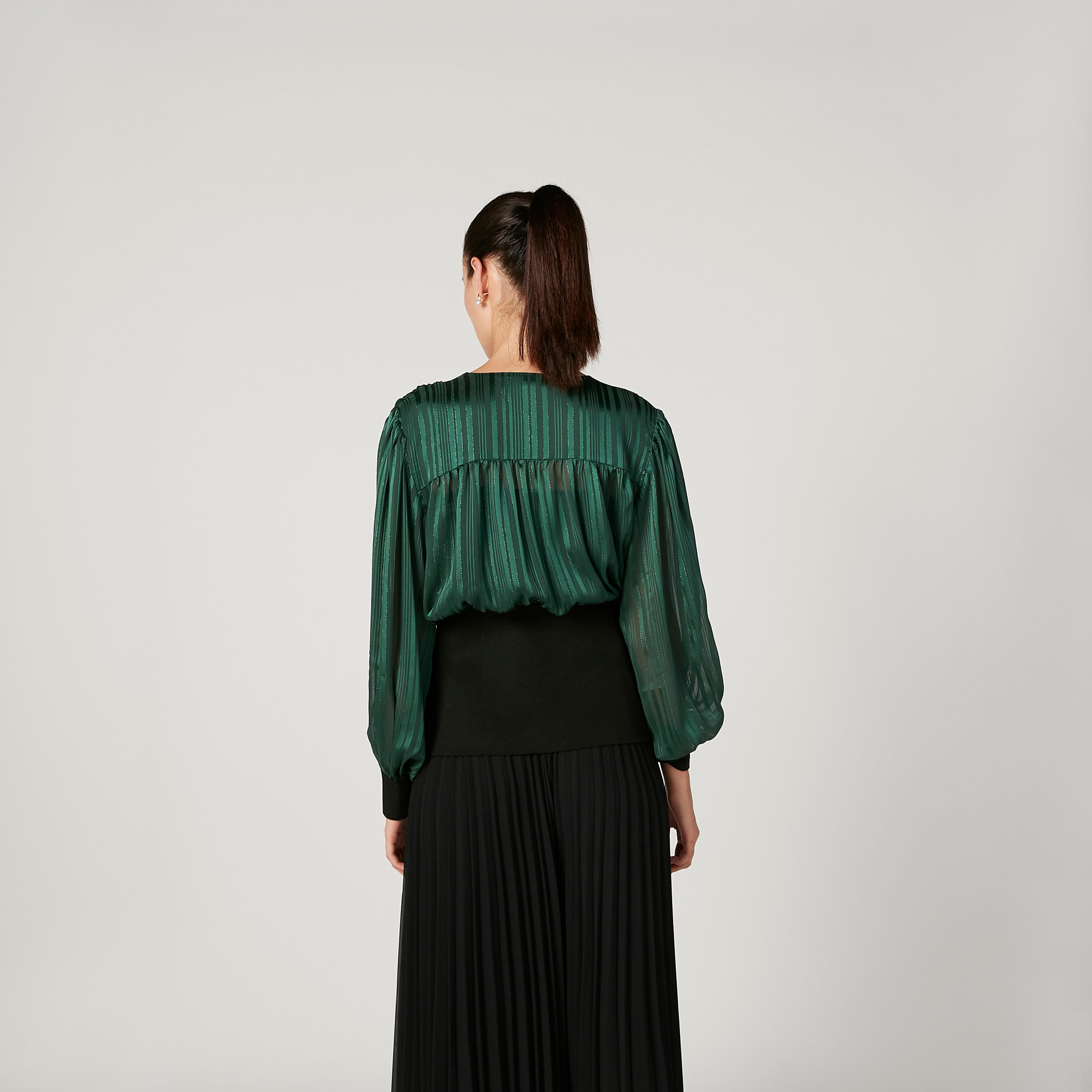 بلوزة مخططة بياقة V وأكمام طويلة من آيكونيك-women-clothing-shirtsandblouses-blouses-image-4