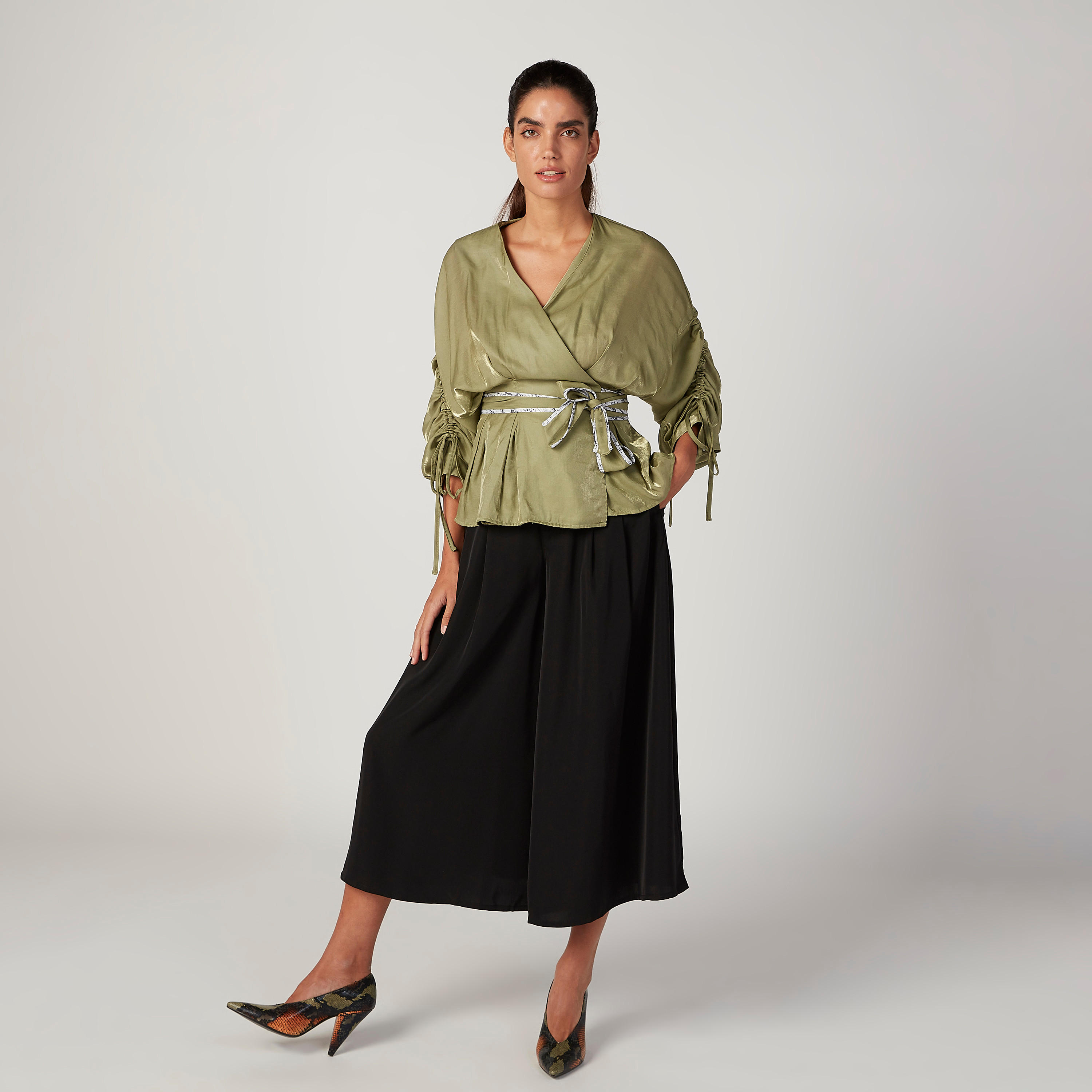 بلوزة ملفوفة بارزة الملمس بياقة V وأربطة من آيكونيك-women-clothing-shirtsandblouses-blouses-image-2