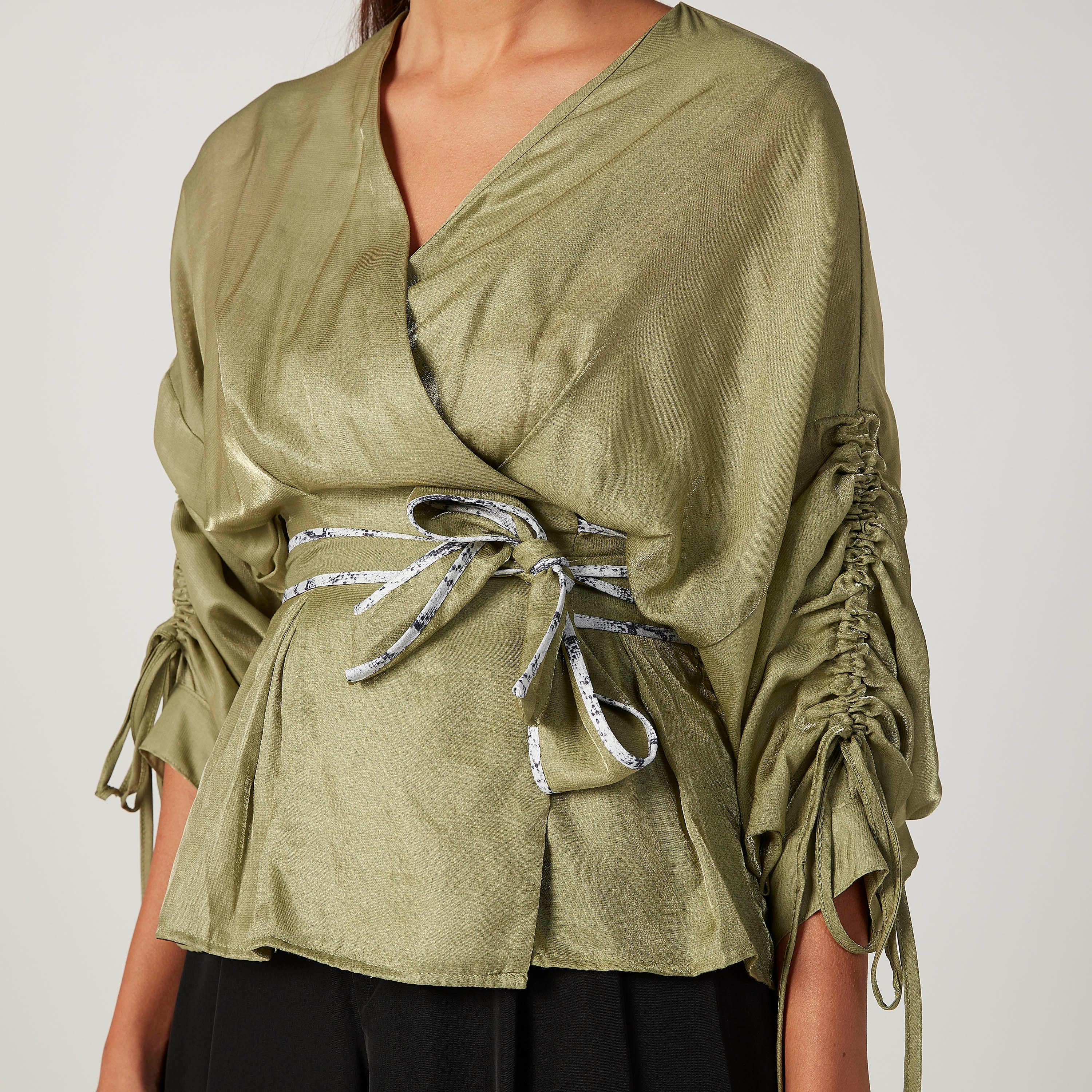 بلوزة ملفوفة بارزة الملمس بياقة V وأربطة من آيكونيك-women-clothing-shirtsandblouses-blouses-image-3