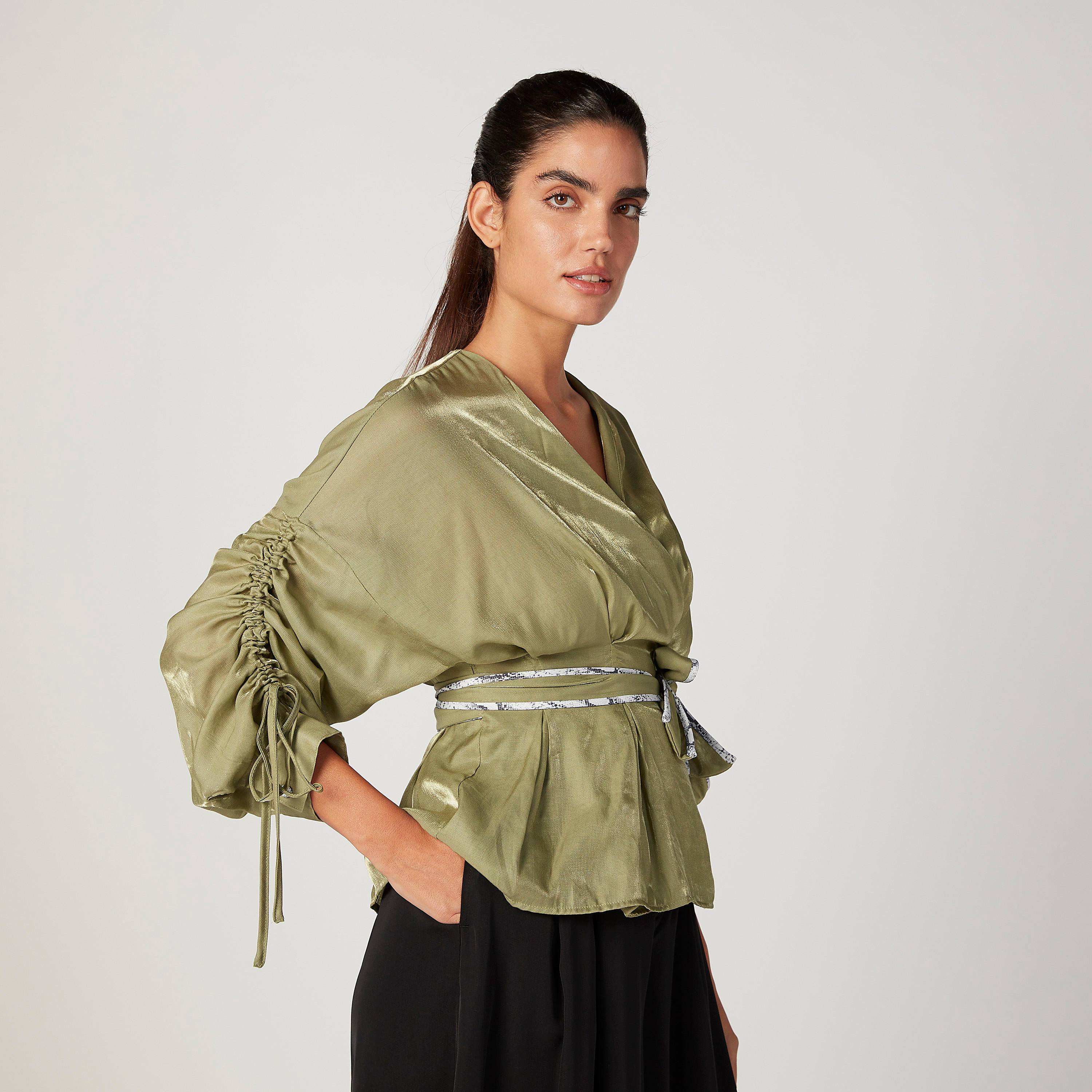 بلوزة ملفوفة بارزة الملمس بياقة V وأربطة من آيكونيك-women-clothing-shirtsandblouses-blouses-image-5