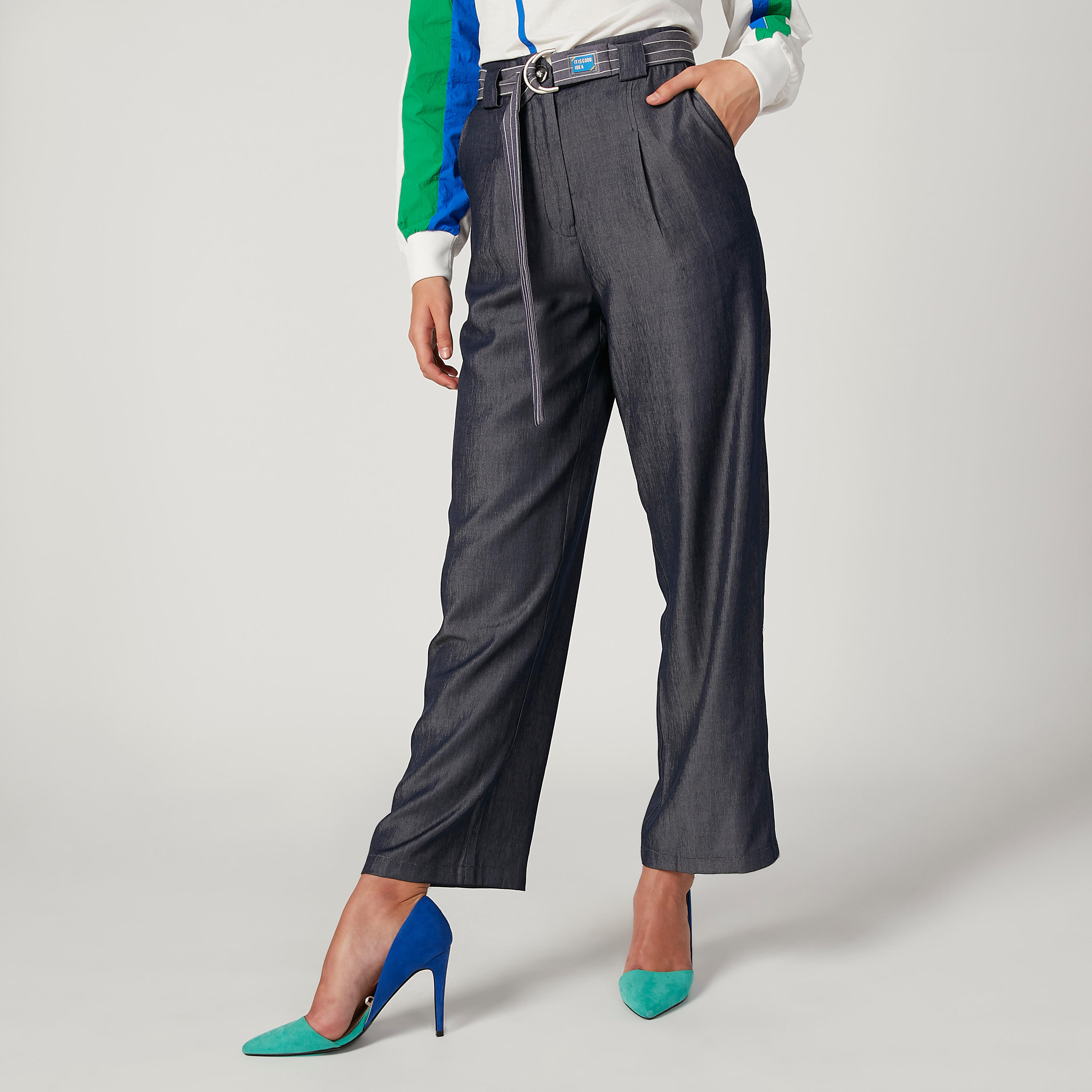 شورت بارز الملمس بقصّة سليم وخصر متوسط الارتفاع وجيوب من آيكونيك-women-clothing-bottoms-trousers-image-1