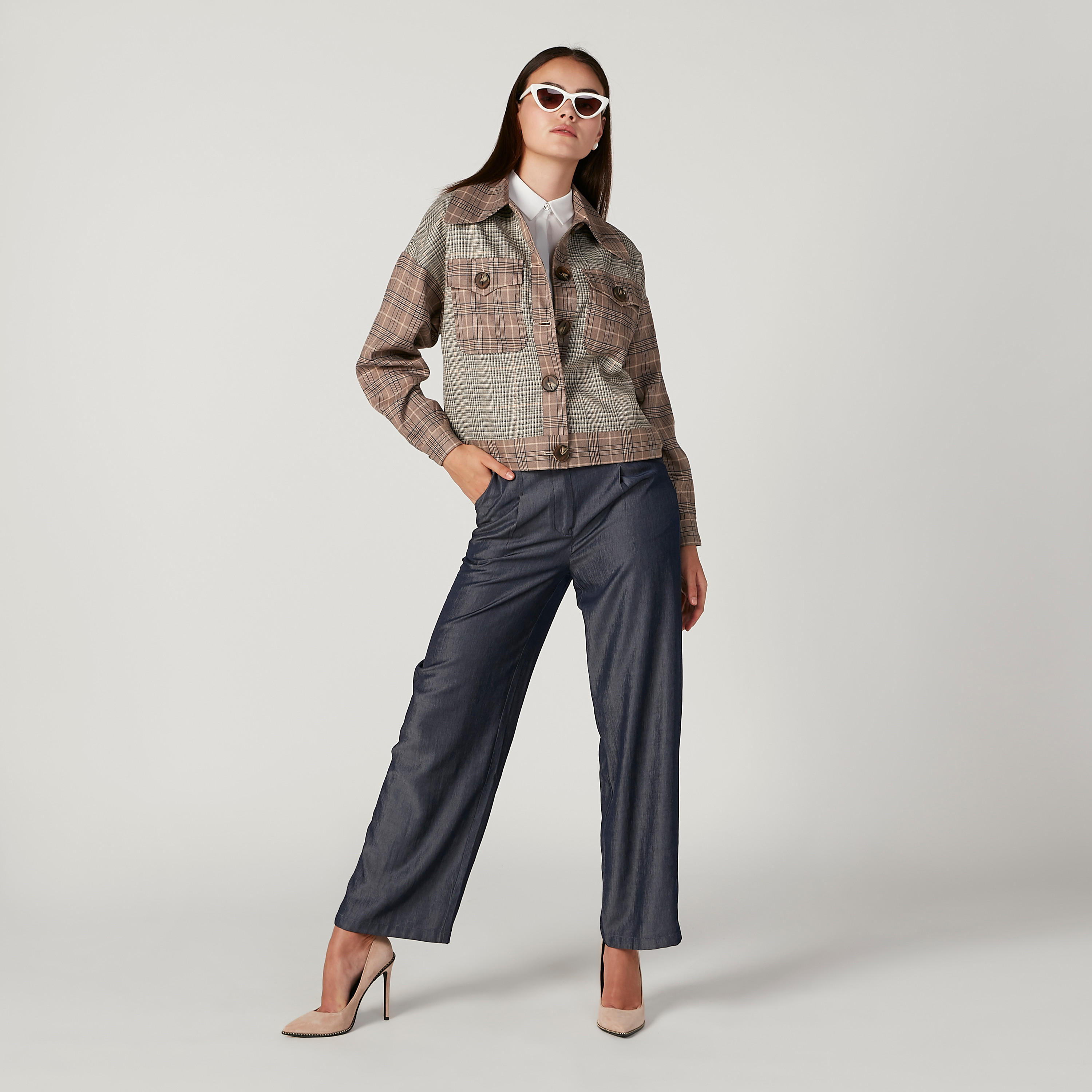 شورت بارز الملمس بقصّة سليم وخصر متوسط الارتفاع وجيوب من آيكونيك-women-clothing-bottoms-trousers-image-2