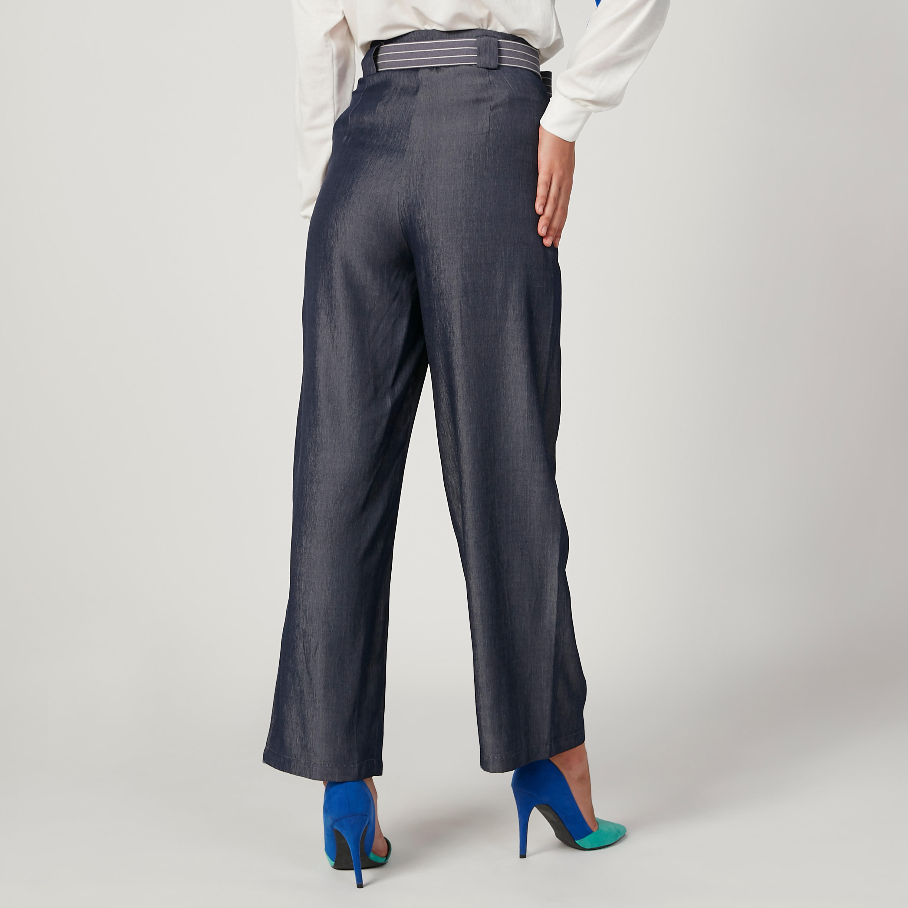 شورت بارز الملمس بقصّة سليم وخصر متوسط الارتفاع وجيوب من آيكونيك-women-clothing-bottoms-trousers-image-4