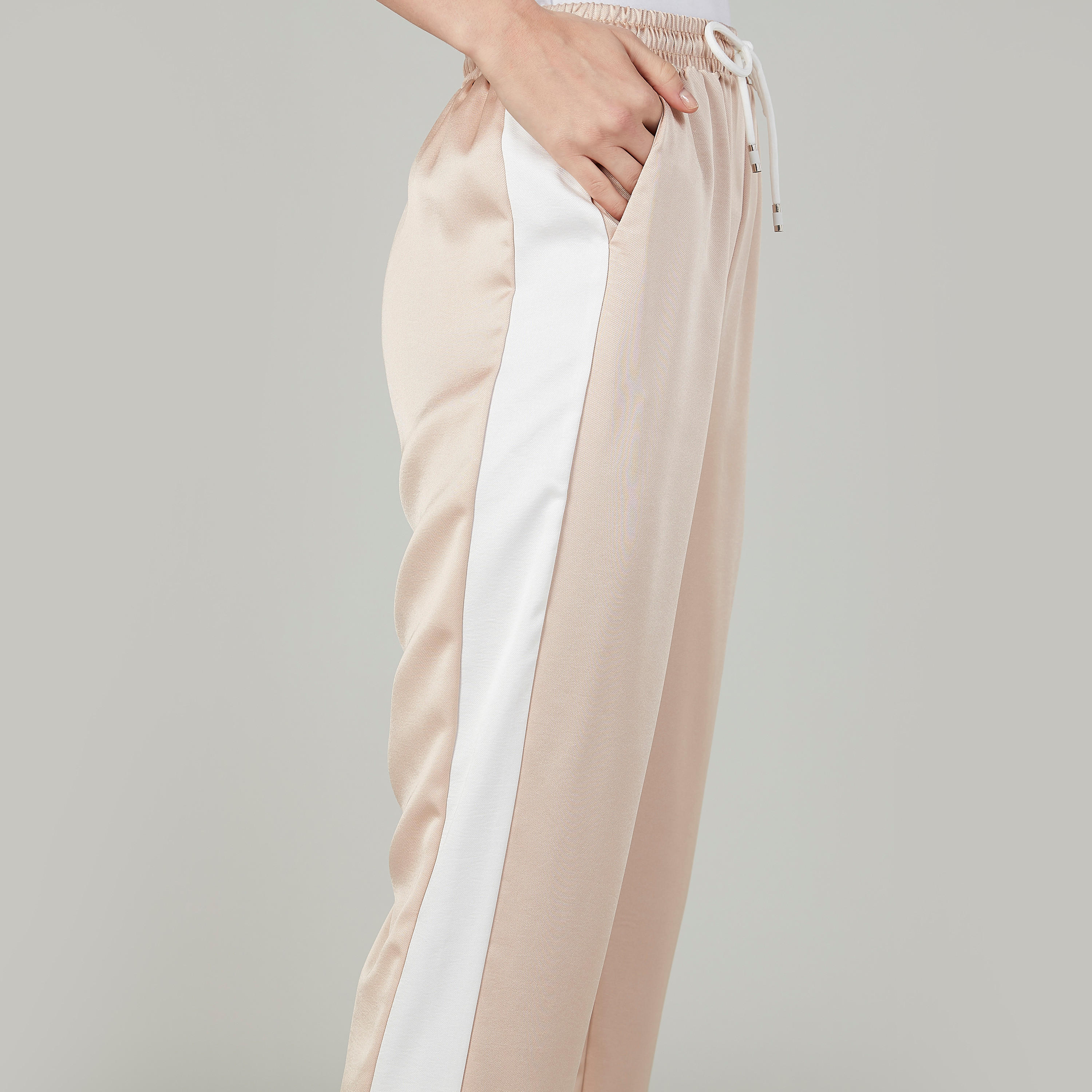بنطلون رياضي بقصّة واسعة وخصر مرتفع  وجيوب من آيكونيك-women-clothing-bottoms-joggers-image-3