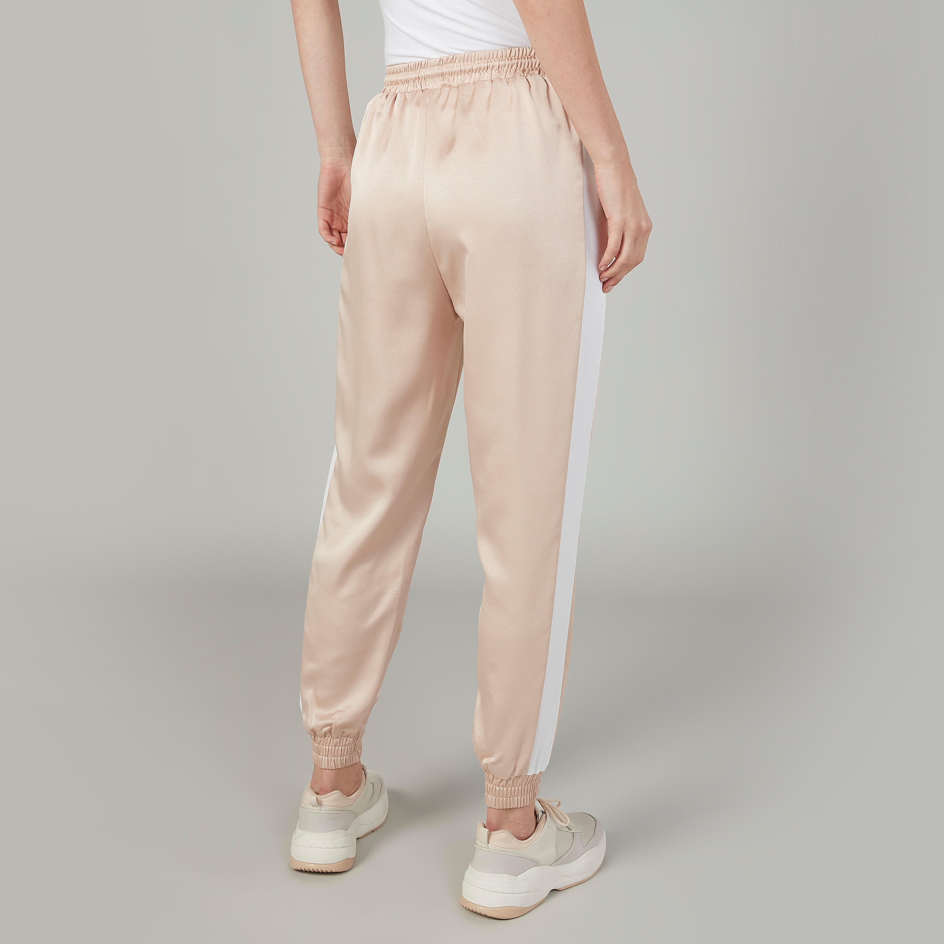 بنطلون رياضي بقصّة واسعة وخصر مرتفع  وجيوب من آيكونيك-women-clothing-bottoms-joggers-image-4