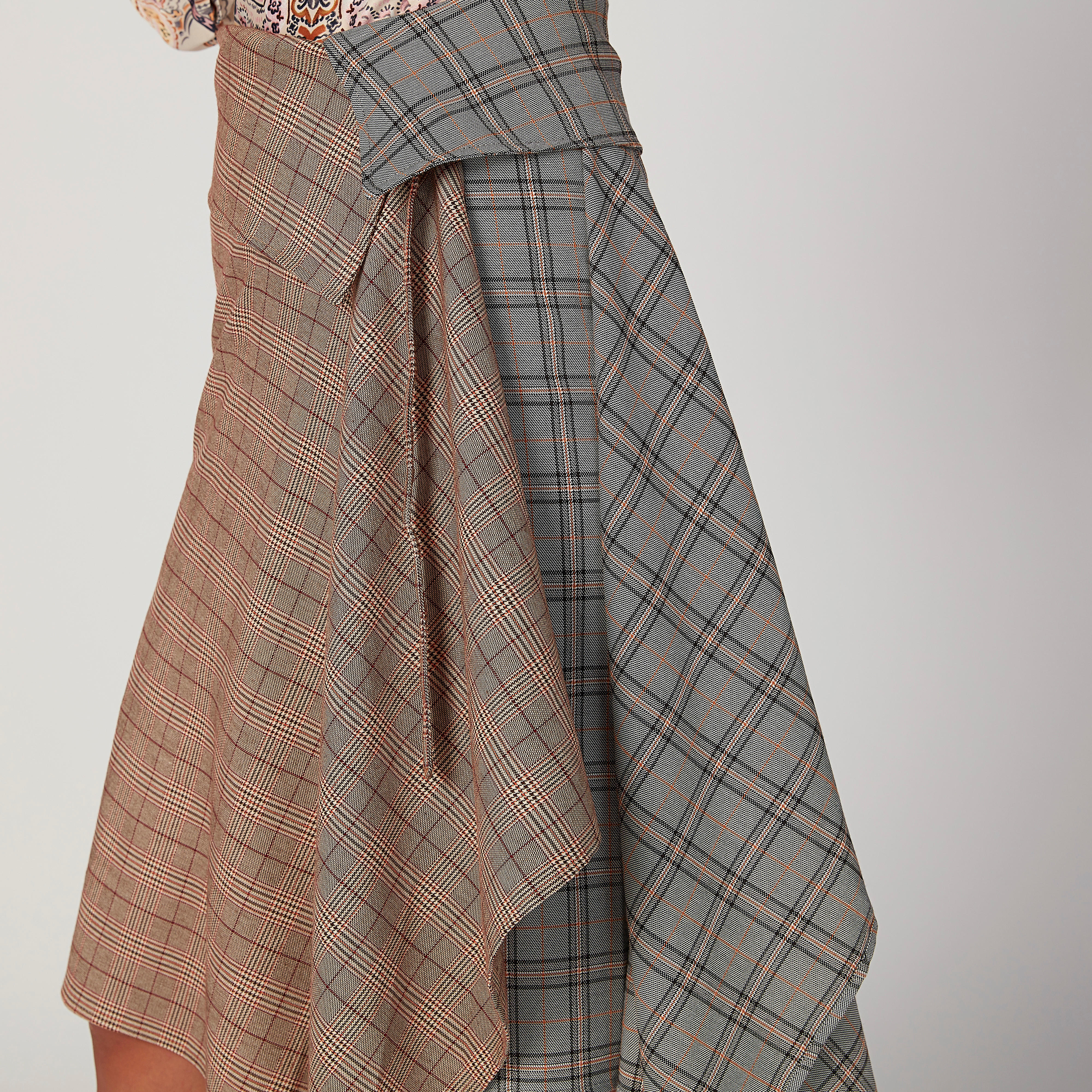 تنورة ميدي كاروهات بحوّاف غير مستوية من آيكونيك-women-clothing-bottoms-skirts-image-3