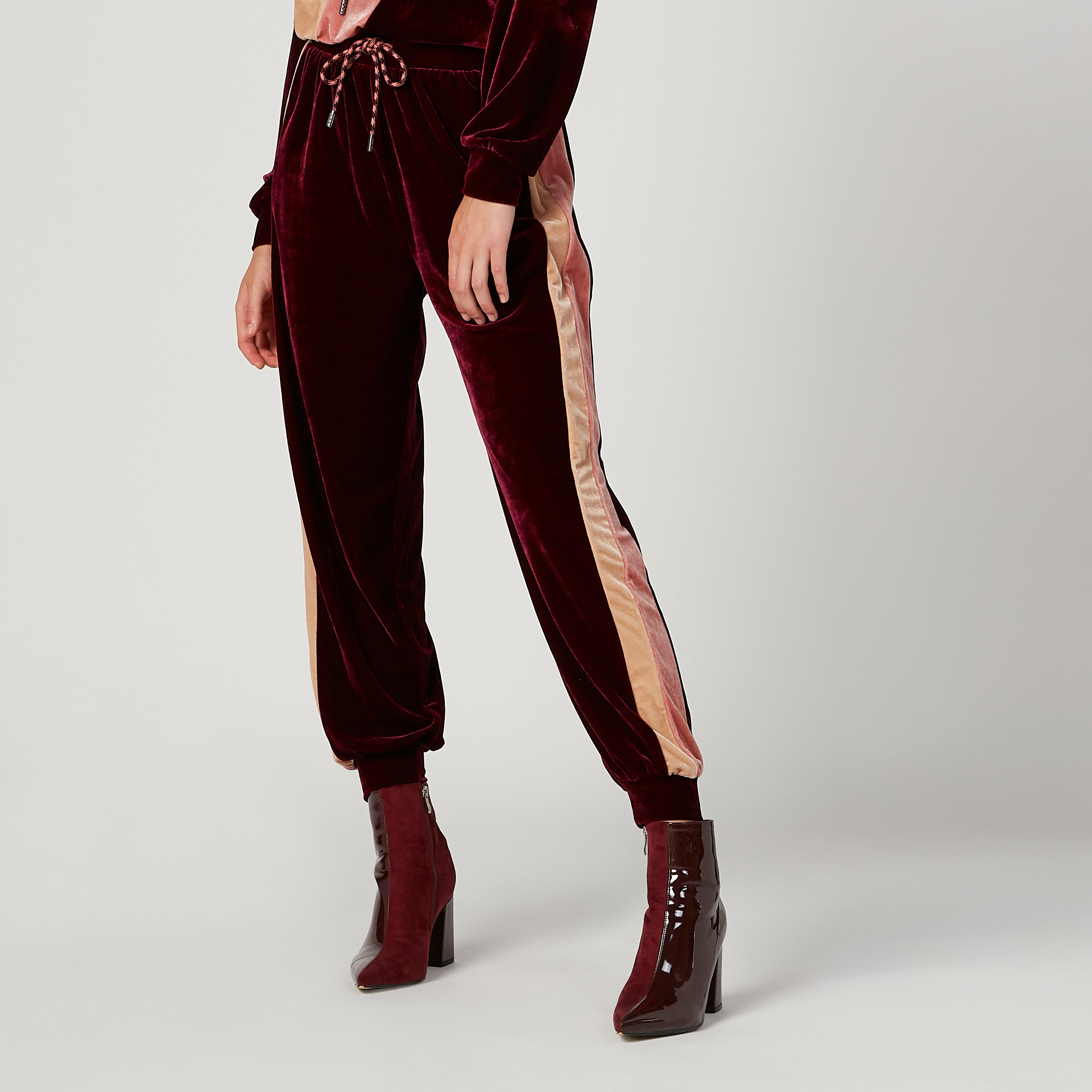 شورت بارز الملمس بقصّة سليم وخصر متوسط الارتفاع وجيوب من آيكونيك-women-clothing-bottoms-joggers-image-1