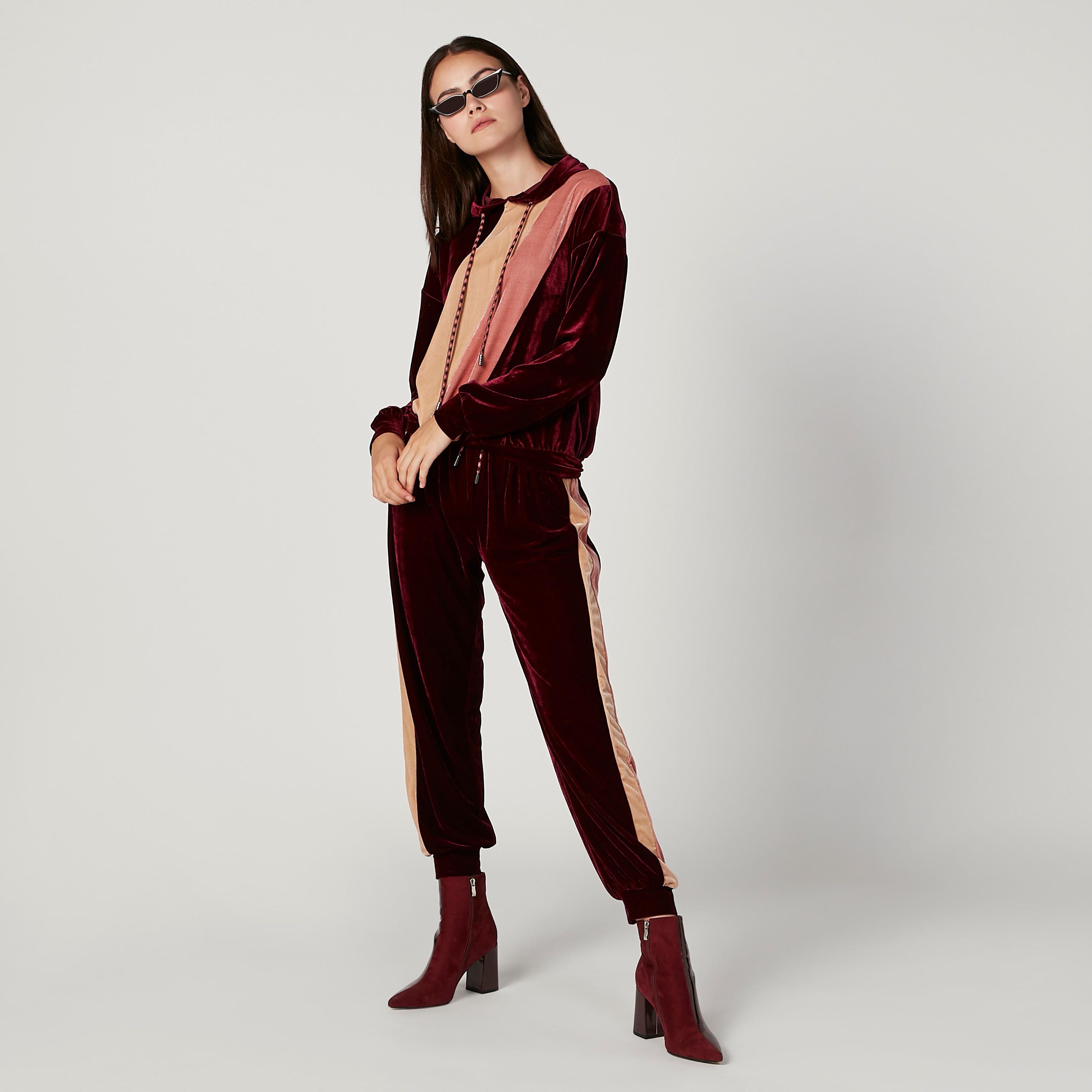 شورت بارز الملمس بقصّة سليم وخصر متوسط الارتفاع وجيوب من آيكونيك-women-clothing-bottoms-joggers-image-2