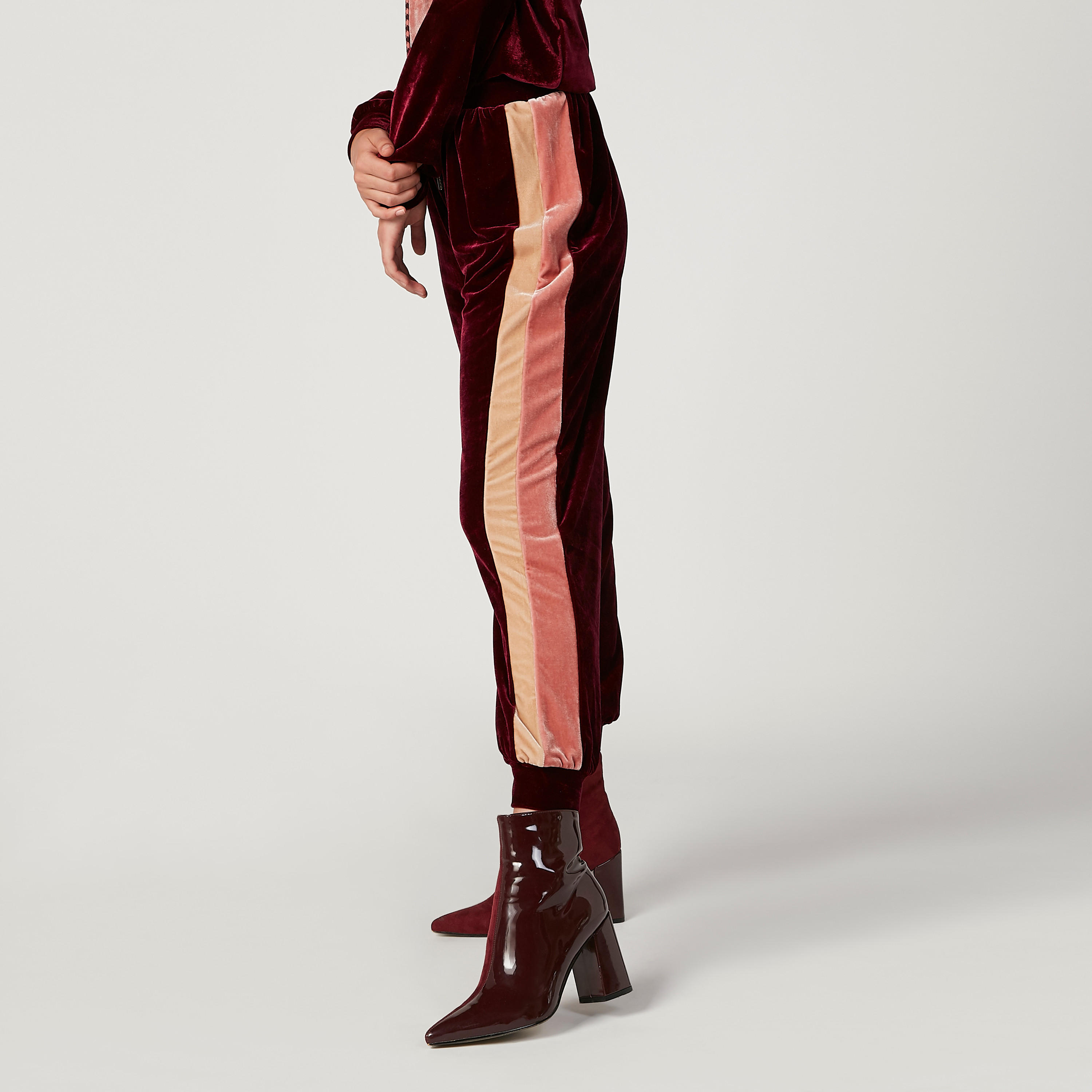 شورت بارز الملمس بقصّة سليم وخصر متوسط الارتفاع وجيوب من آيكونيك-women-clothing-bottoms-joggers-image-5