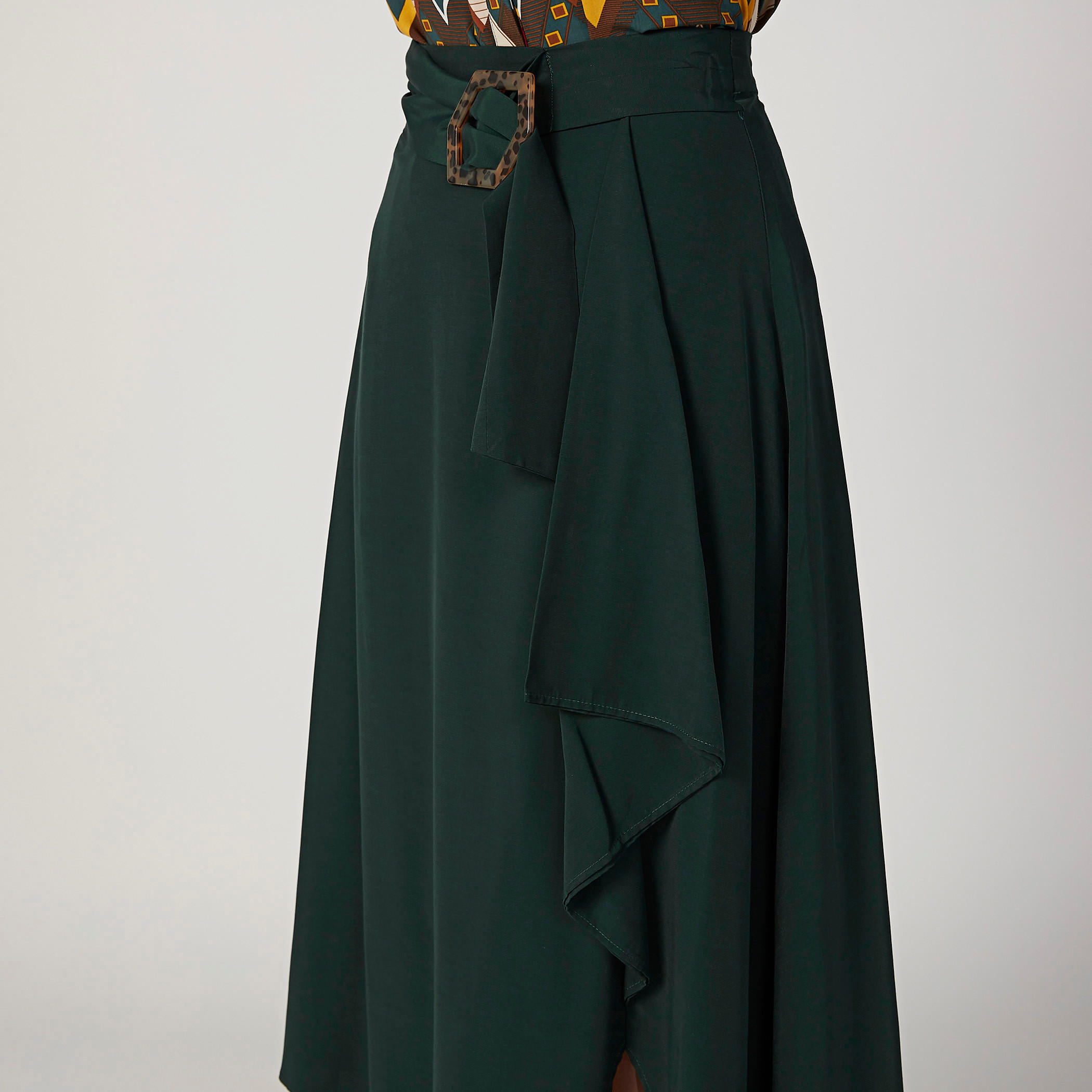 تنورة ميدي بارزة الملمس مع حواف غير متساوية وخصر مطاطي من آيكونيك-women-clothing-bottoms-skirts-image-3