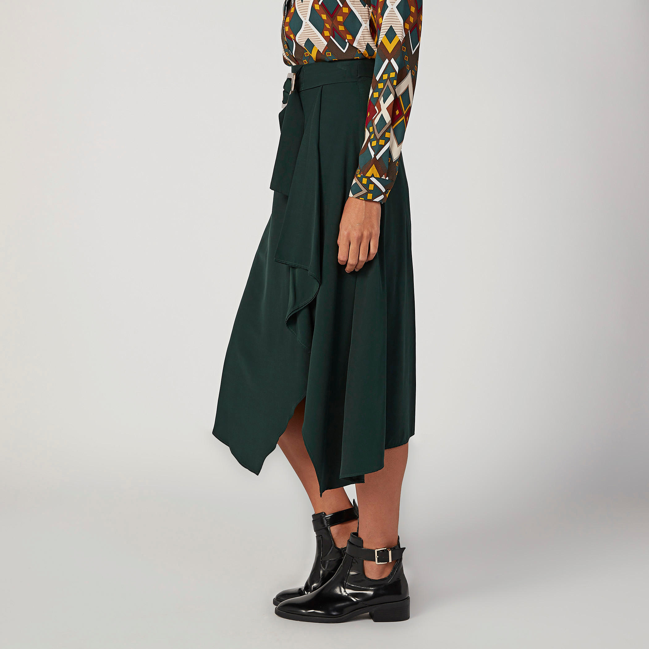 تنورة ميدي بارزة الملمس مع حواف غير متساوية وخصر مطاطي من آيكونيك-women-clothing-bottoms-skirts-image-5