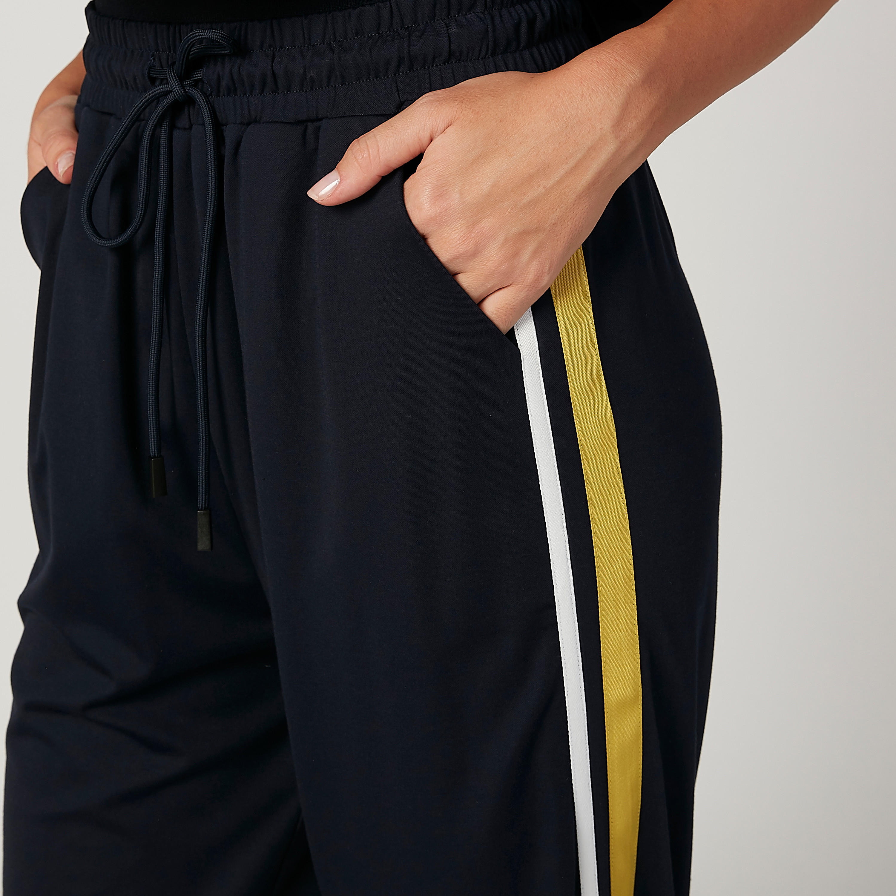 بنطلون رياضي بقصّة واسعة وخصر مرتفع وجيوب من آيكونيك-women-clothing-bottoms-joggers-image-3