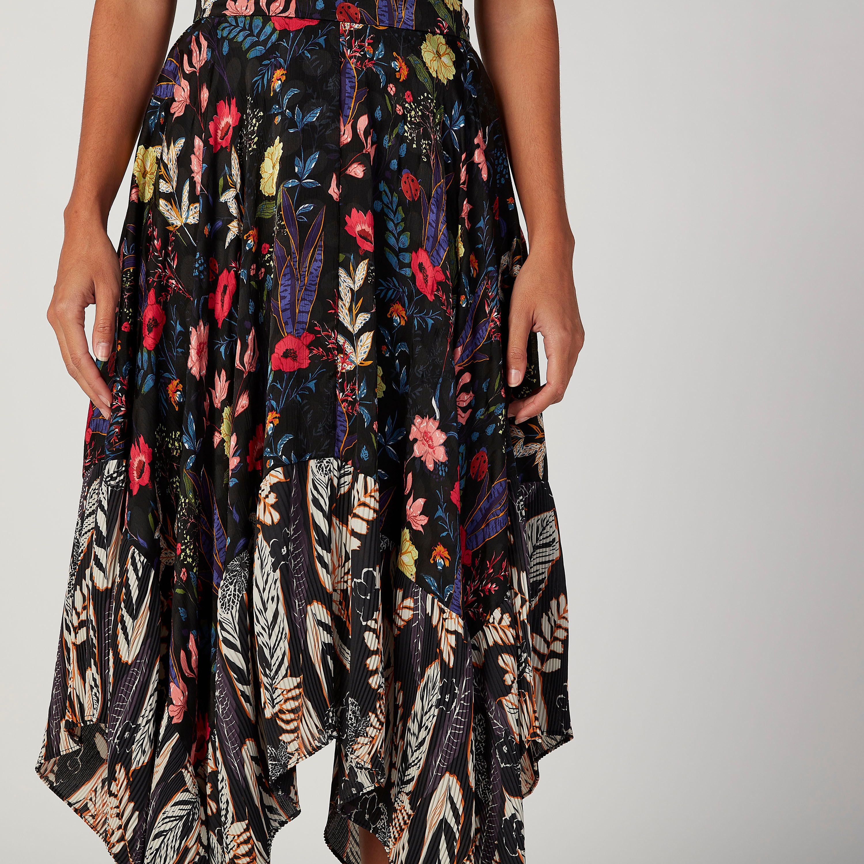 تنورة بقصّة واسعة وخصر متوسط الارتفاع وطبعات زهرية من آيكونيك-women-clothing-bottoms-skirts-image-3