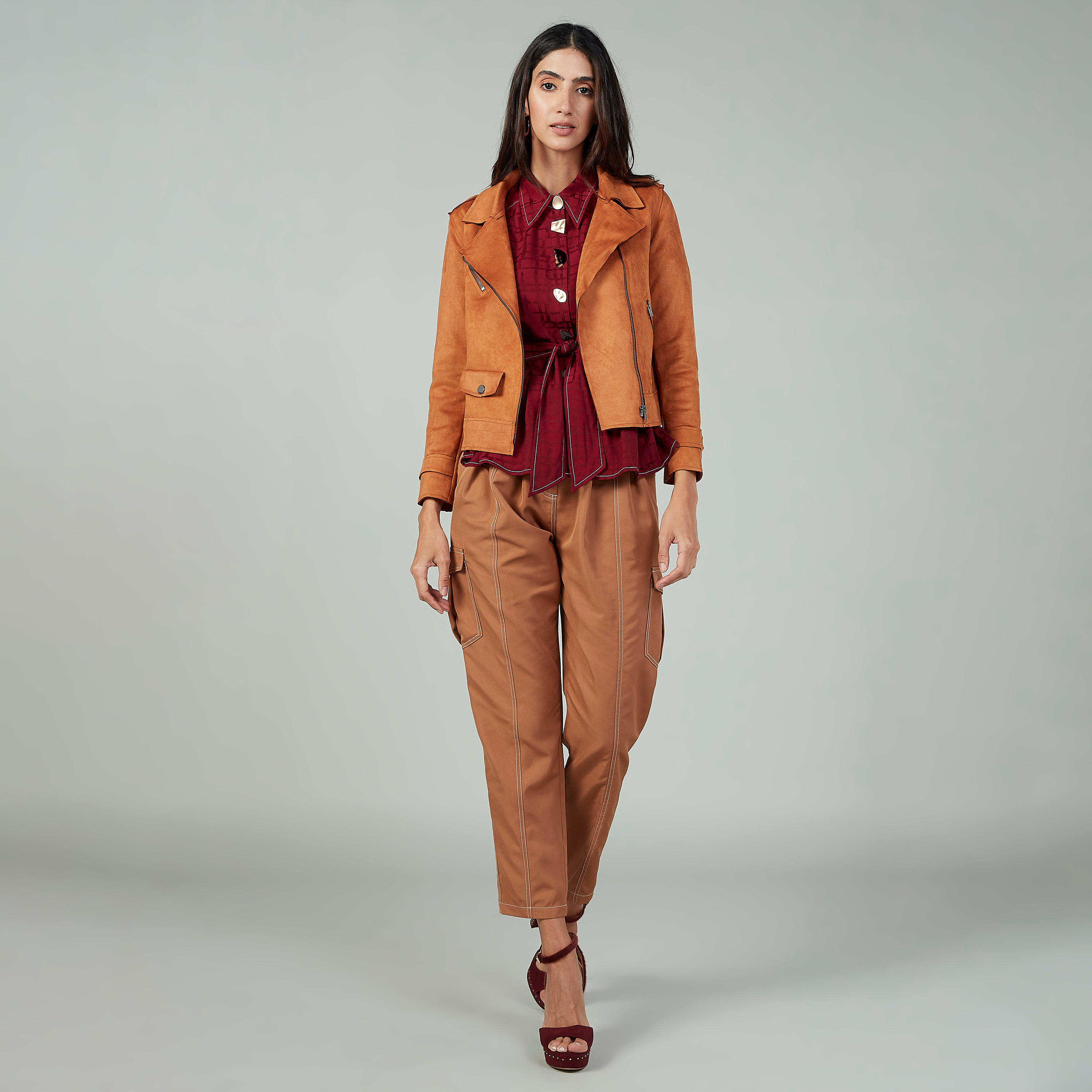 بلوزة بياقة بأكمام قصيرة وتفاصيل حزام من آيكونيك-women-clothing-shirtsandblouses-blouses-image-2