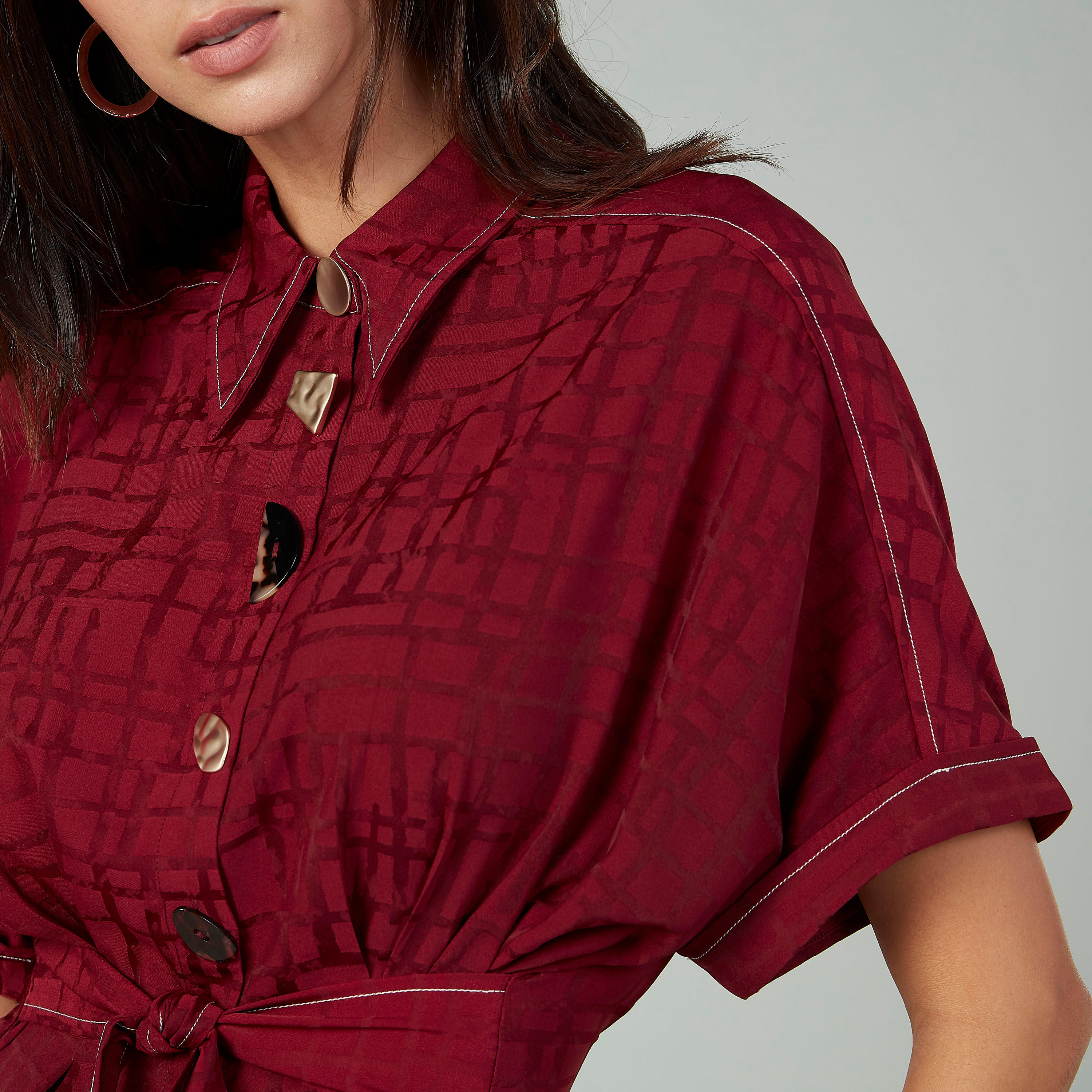 بلوزة بياقة بأكمام قصيرة وتفاصيل حزام من آيكونيك-women-clothing-shirtsandblouses-blouses-image-3