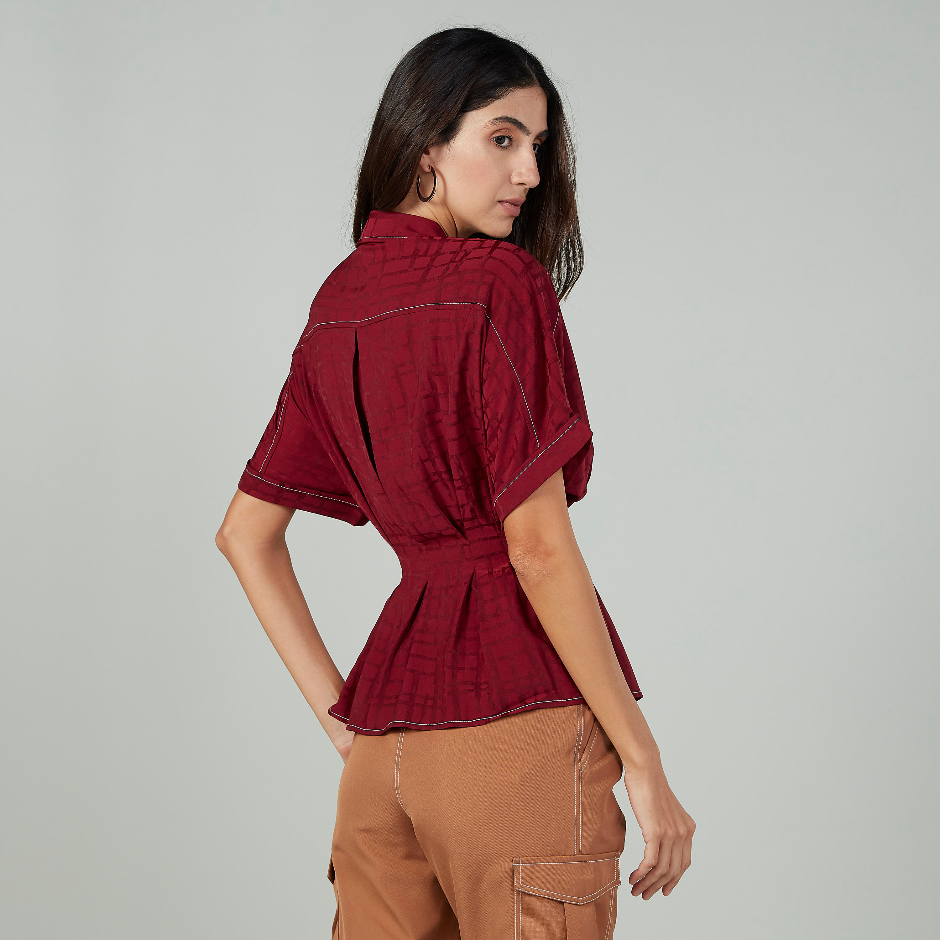 بلوزة بياقة بأكمام قصيرة وتفاصيل حزام من آيكونيك-women-clothing-shirtsandblouses-blouses-image-4