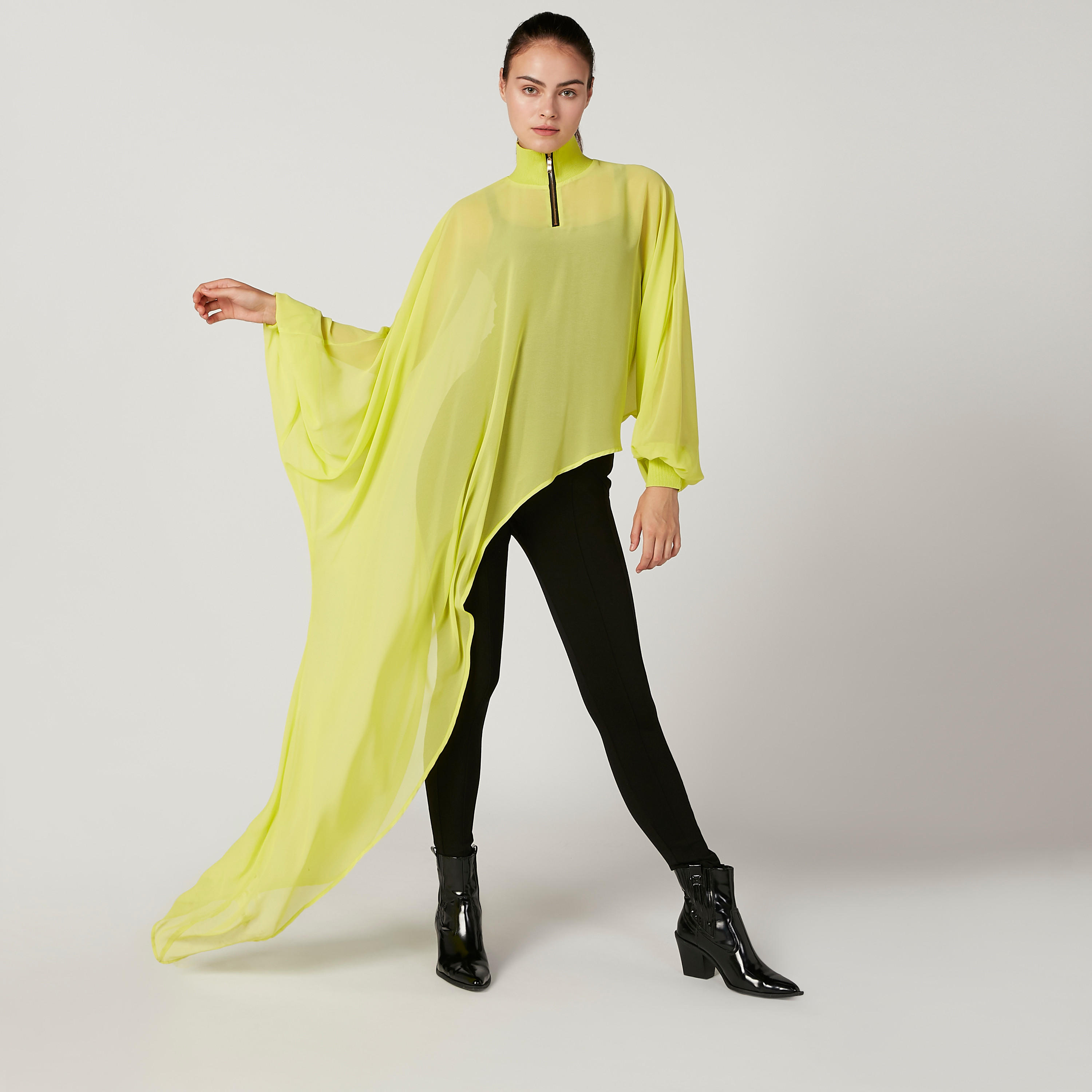 بلوزة سادة بياقة عالية وحواف غير مستوية من آيكونيك-women-clothing-shirtsandblouses-blouses-image-4