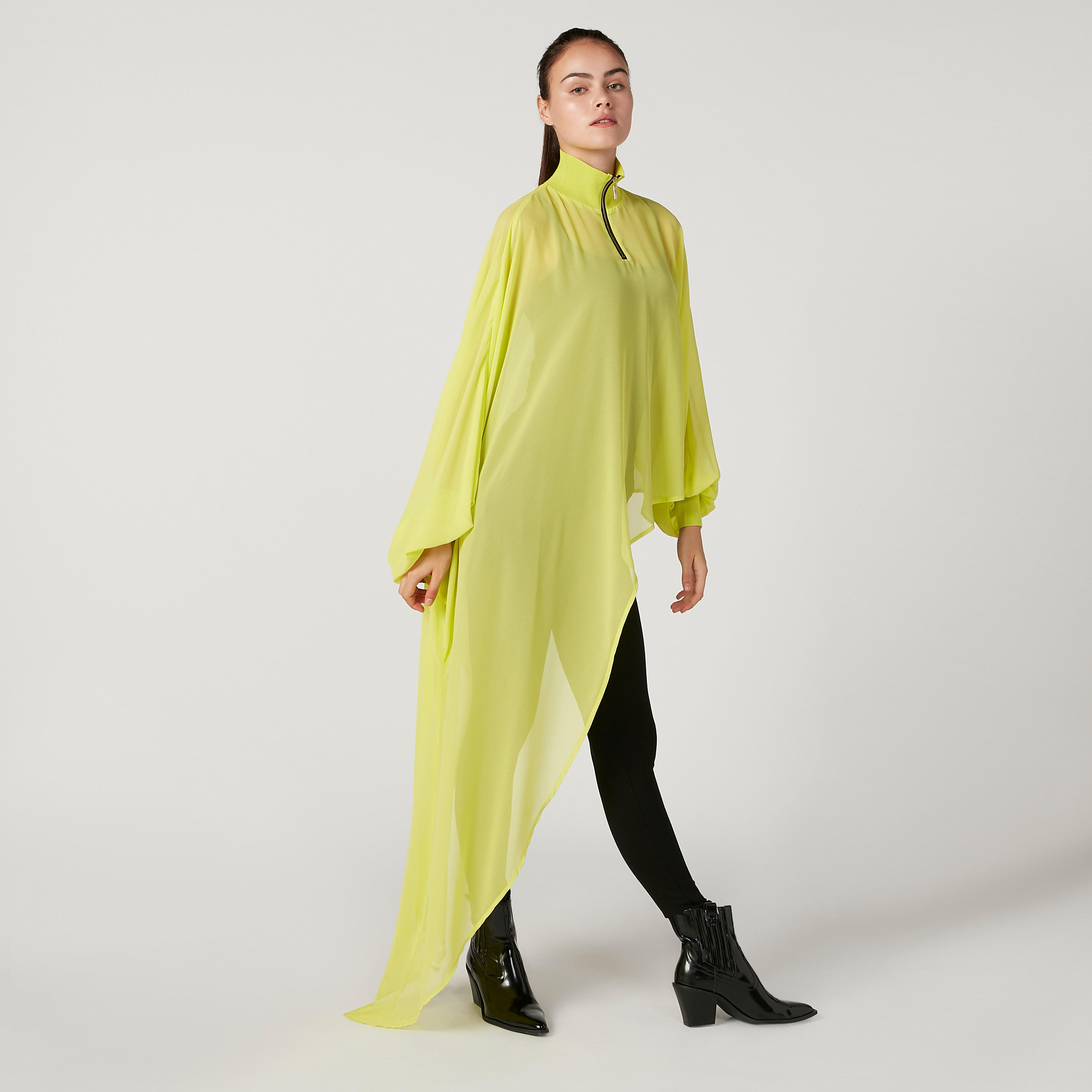 بلوزة سادة بياقة عالية وحواف غير مستوية من آيكونيك-women-clothing-shirtsandblouses-blouses-image-3