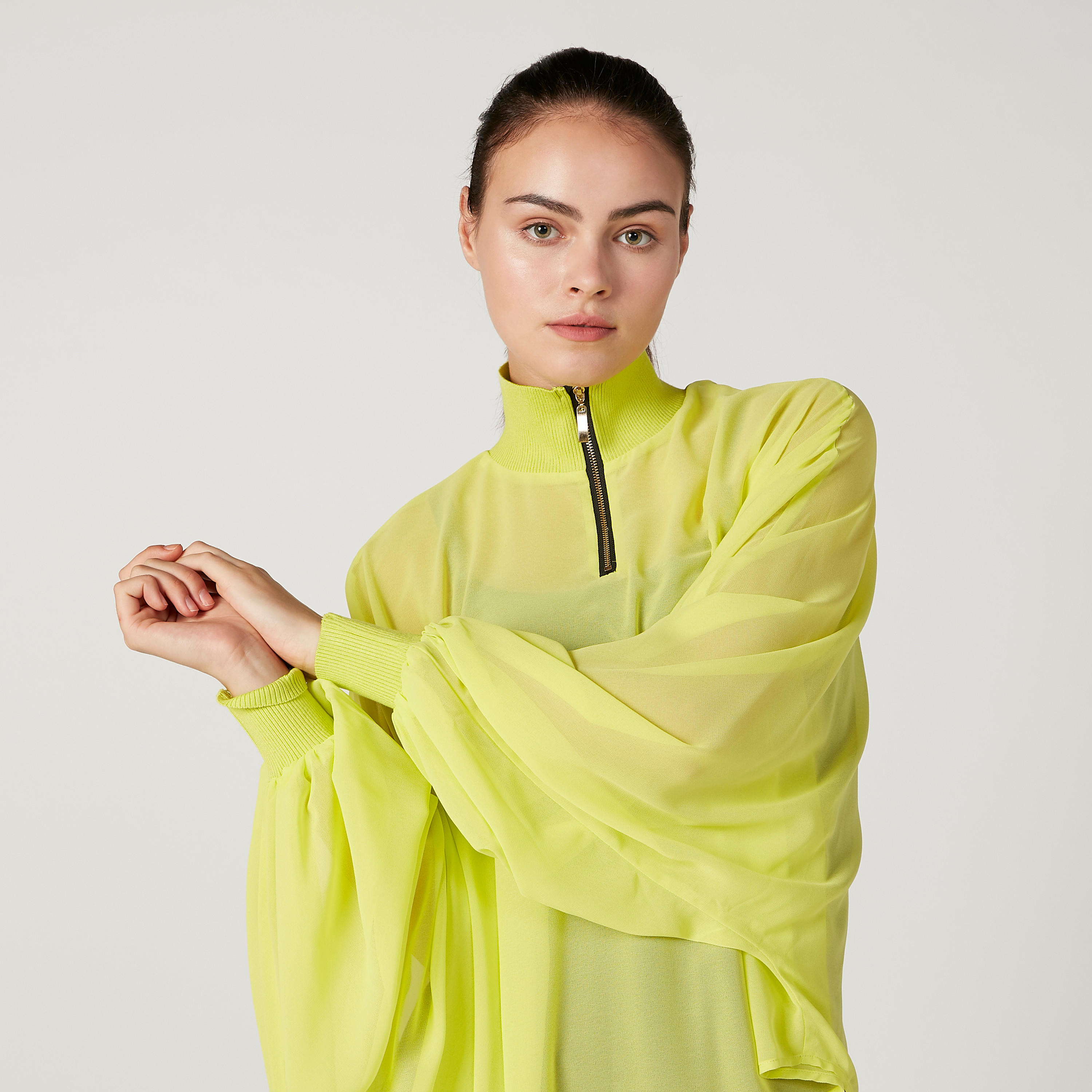 بلوزة سادة بياقة عالية وحواف غير مستوية من آيكونيك-women-clothing-shirtsandblouses-blouses-image-2