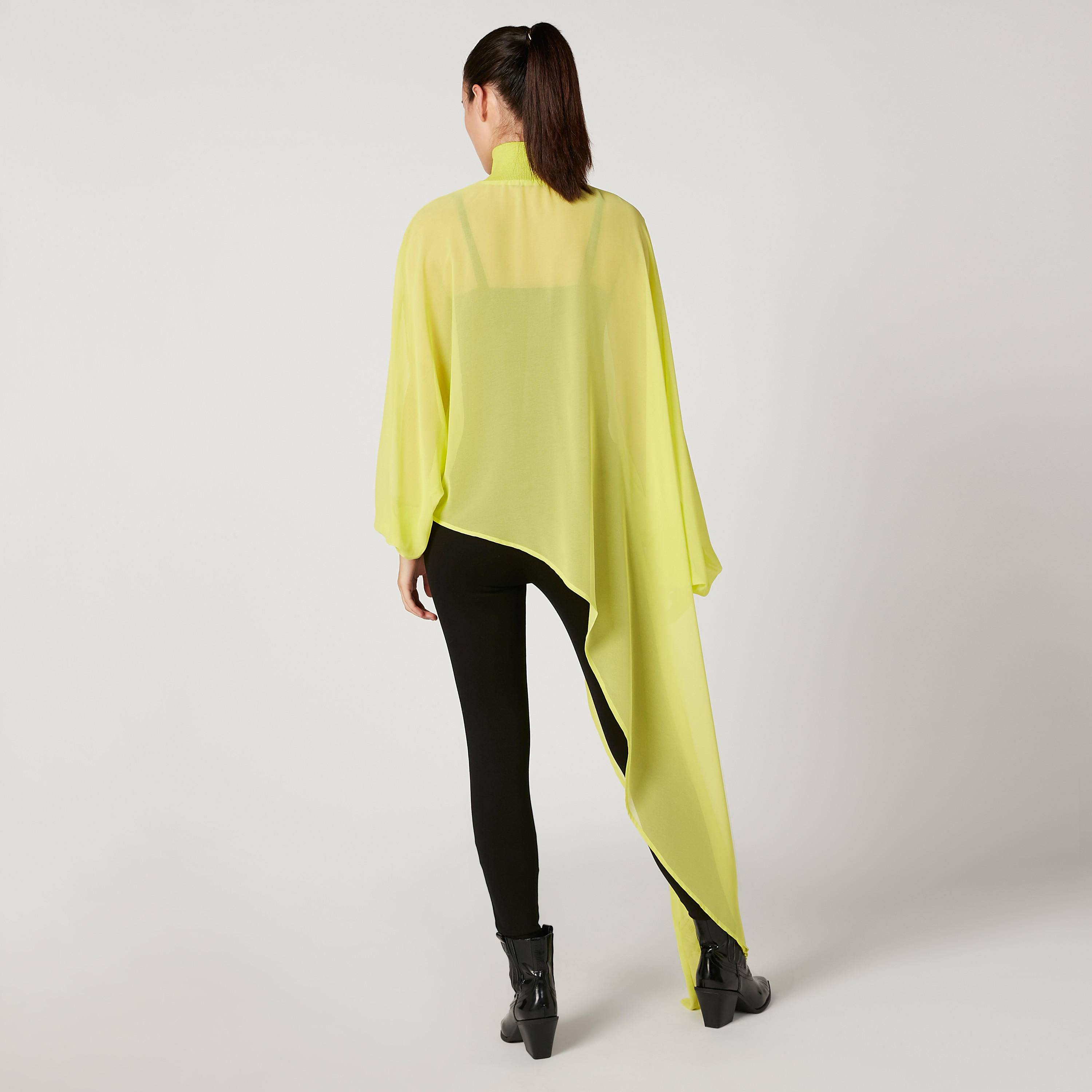 بلوزة سادة بياقة عالية وحواف غير مستوية من آيكونيك-women-clothing-shirtsandblouses-blouses-image-1