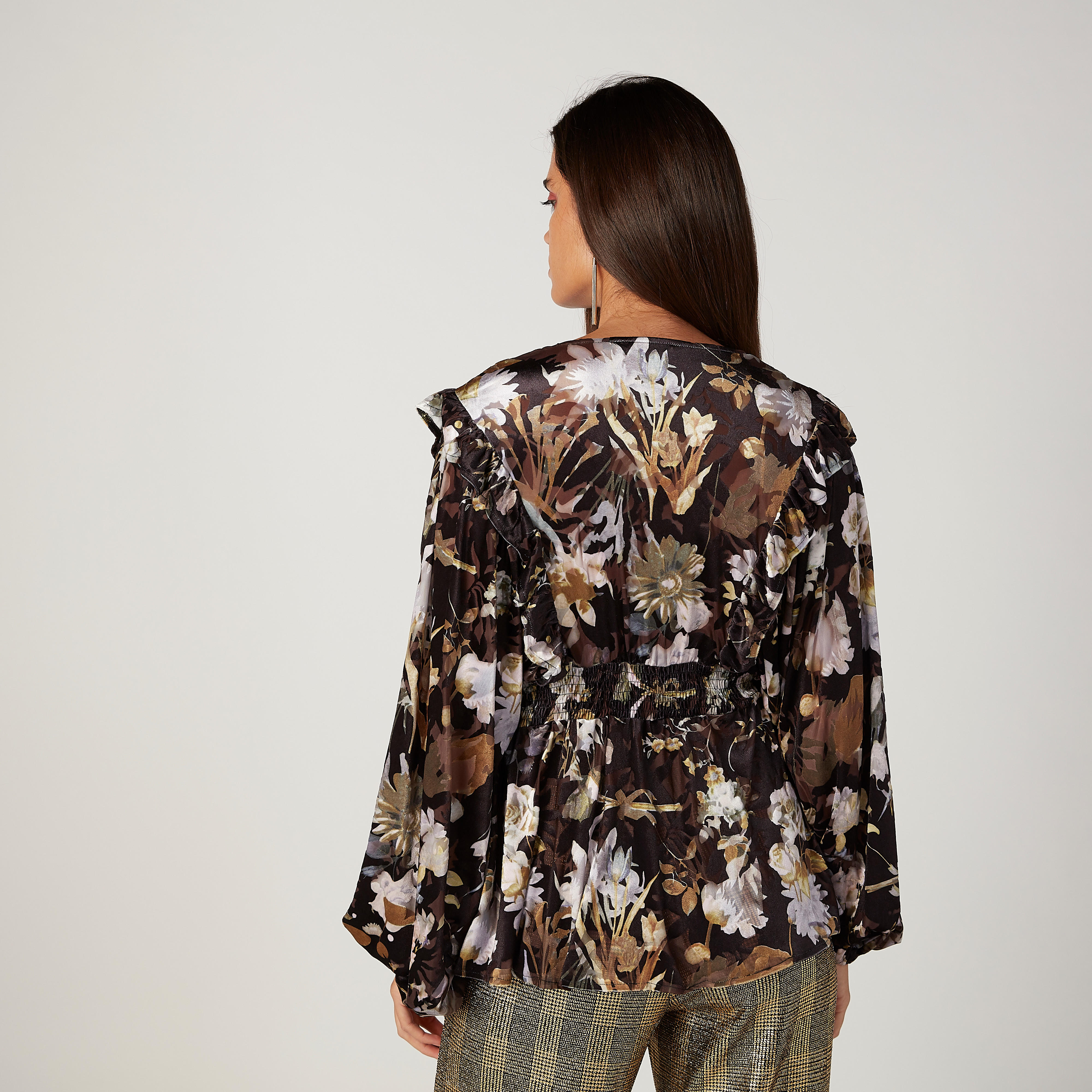 بلوزة بيبلوم بياقة V وأكمام بيشوب وطبعات زهرية من آيكونيك-women-clothing-shirtsandblouses-blouses-image-4