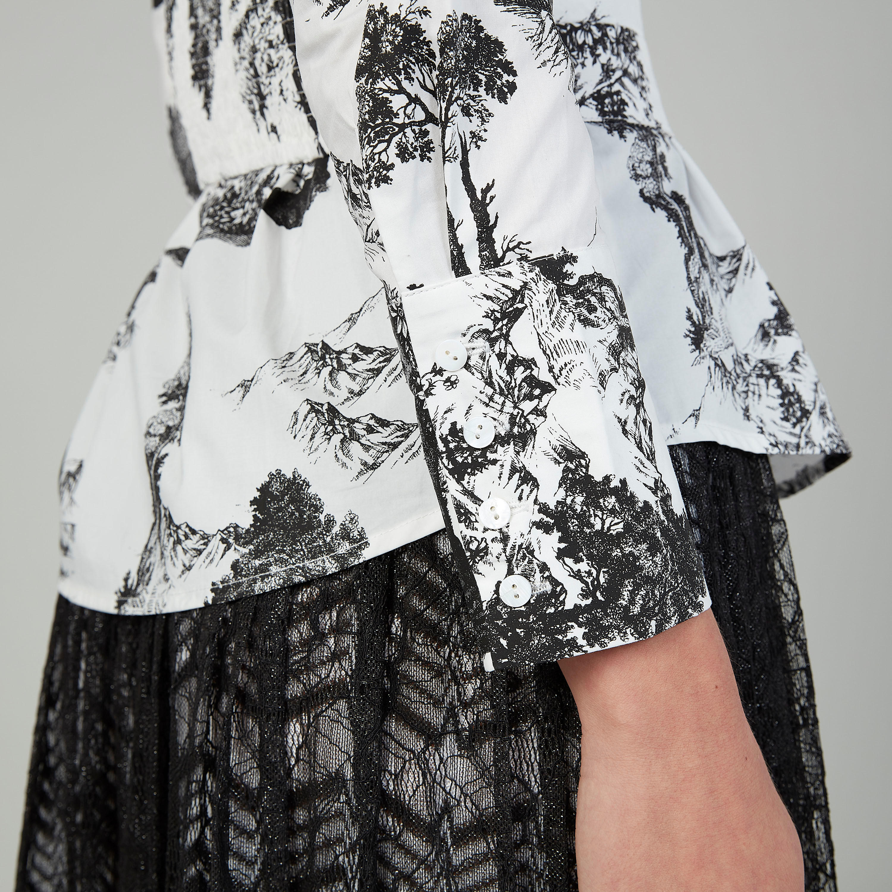 قميص بأكمام طويلة وياقة عاديّة وطبعات من آيكونيك-women-clothing-shirtsandblouses-shirts-image-5