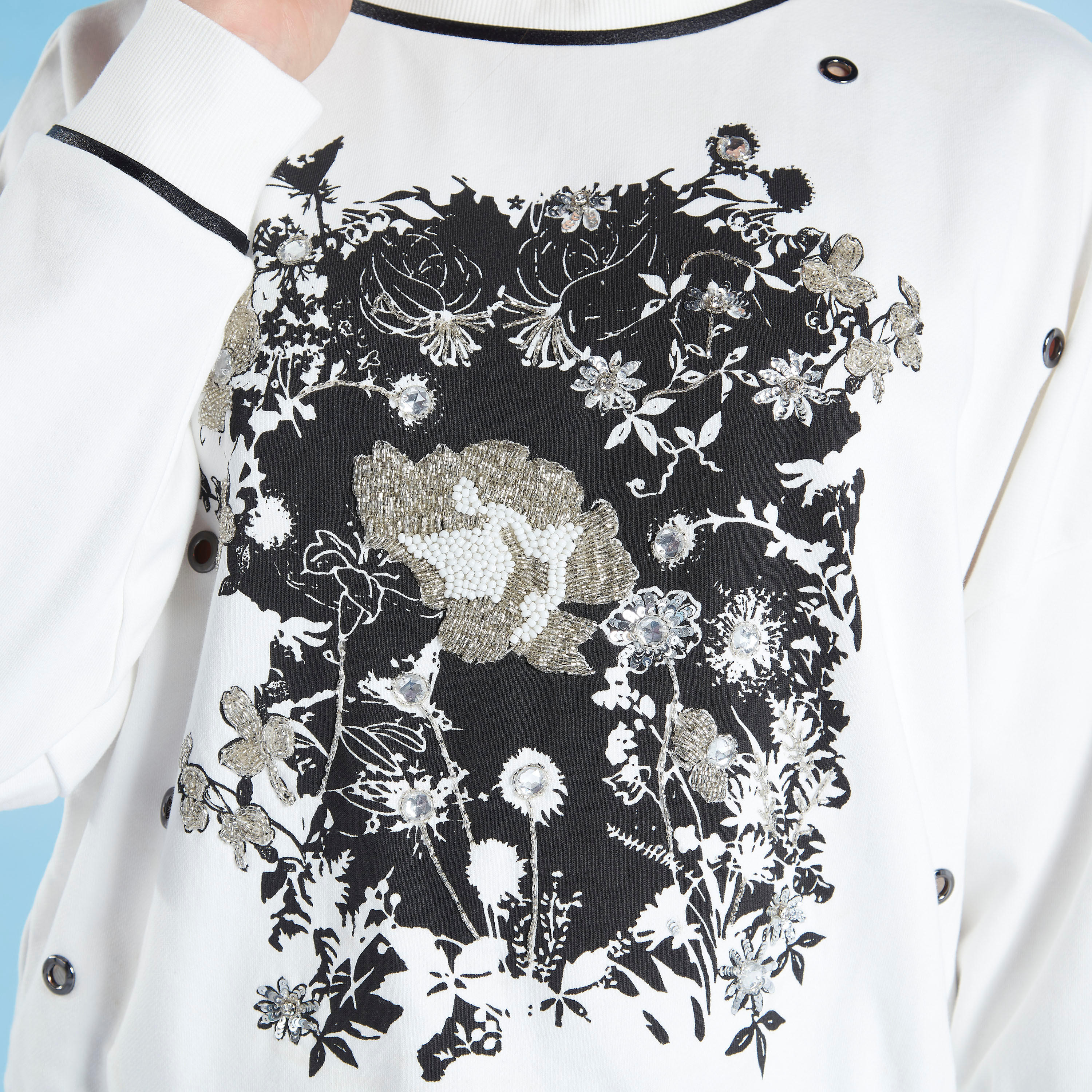 سويت شيرت بياقة مستديرة وأكمام طويلة وطبعات من آيكونيك-women-winterwear-hoodiesandsweatshirts-sweatshirts-image-4