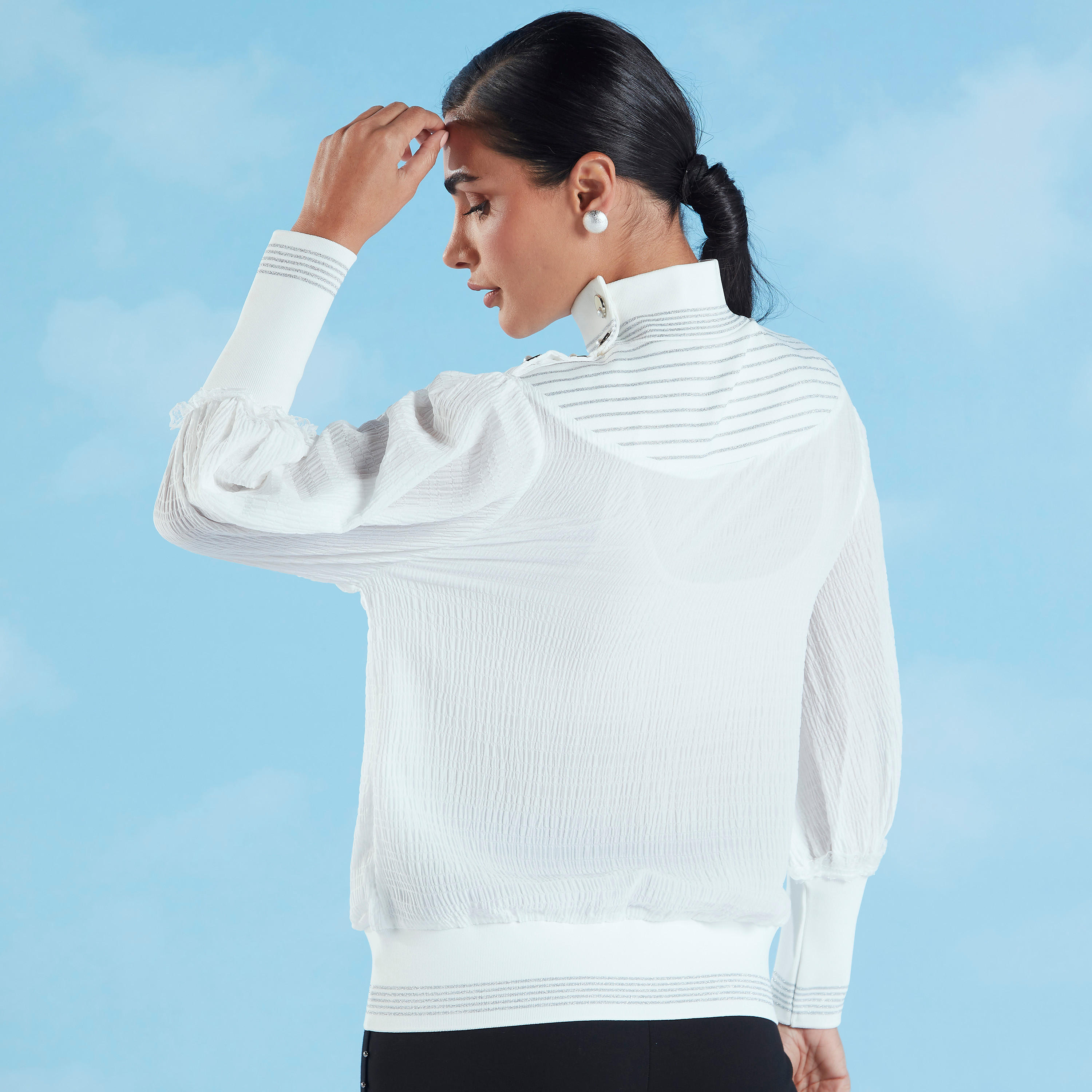 بلوزة بارزة الملمس بياقة عالية وأكمام بيشوب من آيكونيك-women-clothing-shirtsandblouses-blouses-image-5