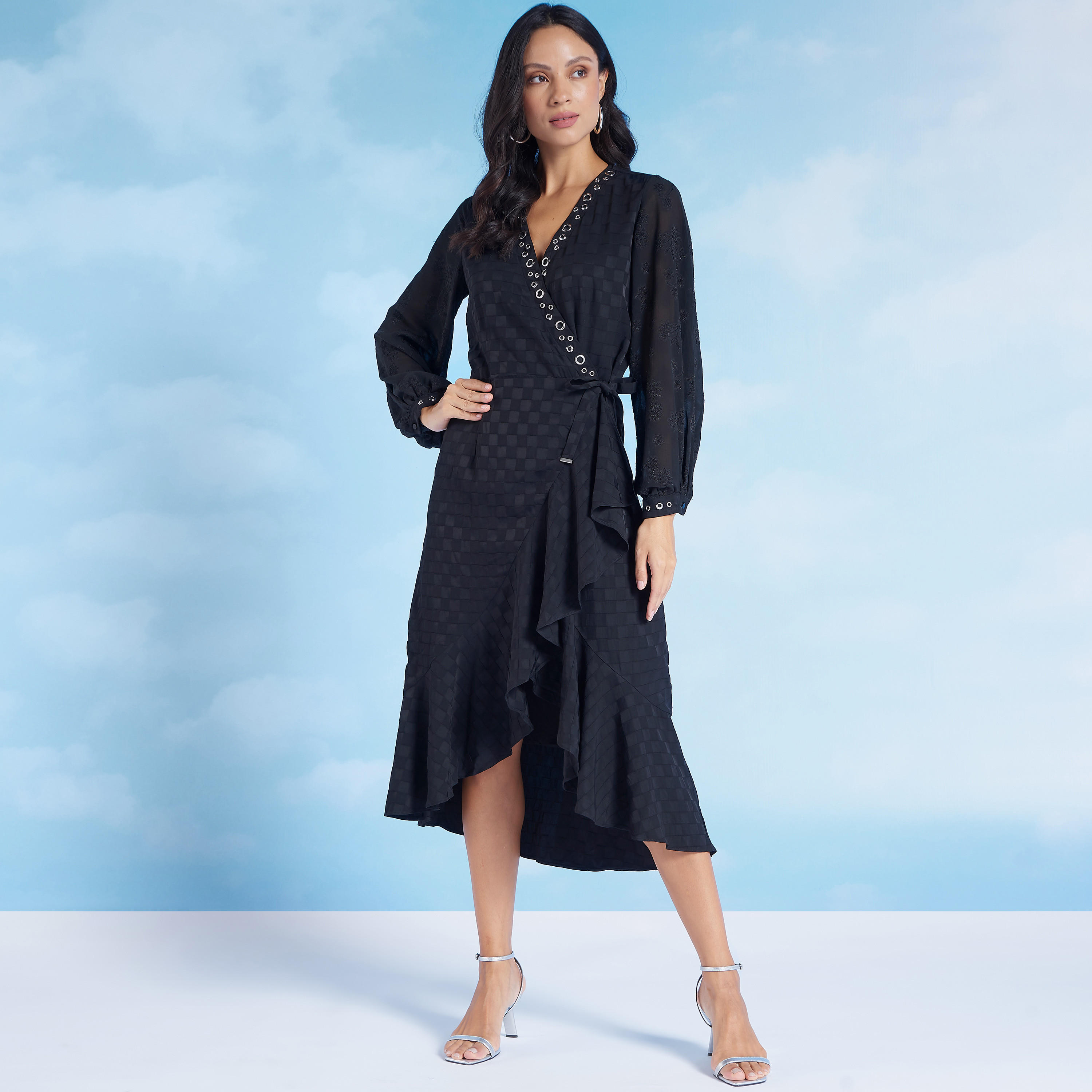 فستان ميدي كاروهات بياقة v وأكمام طويلة وتفاصيل مزينة من آيكونيك-women-clothing-dresses-image-1