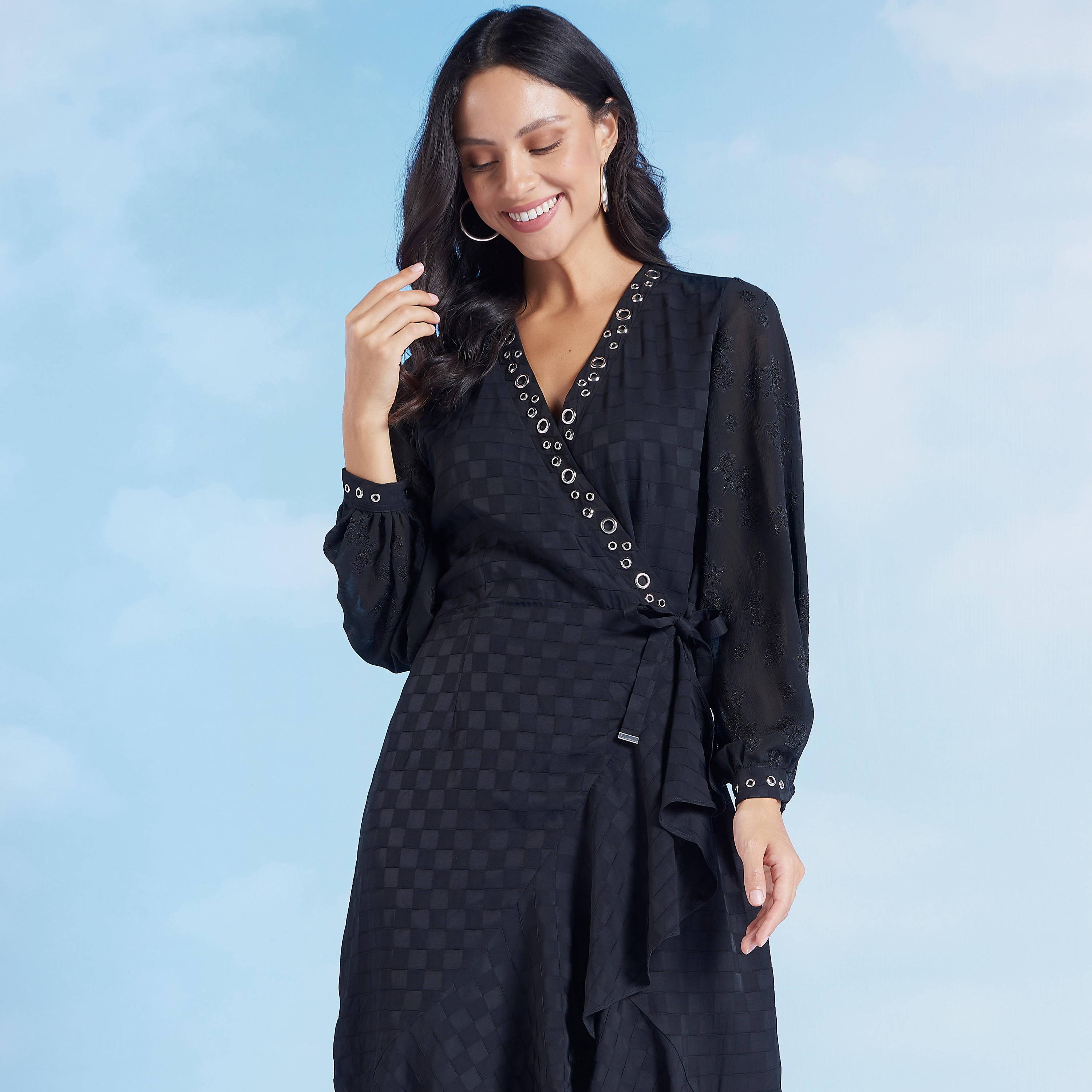 فستان ميدي كاروهات بياقة v وأكمام طويلة وتفاصيل مزينة من آيكونيك-women-clothing-dresses-image-2