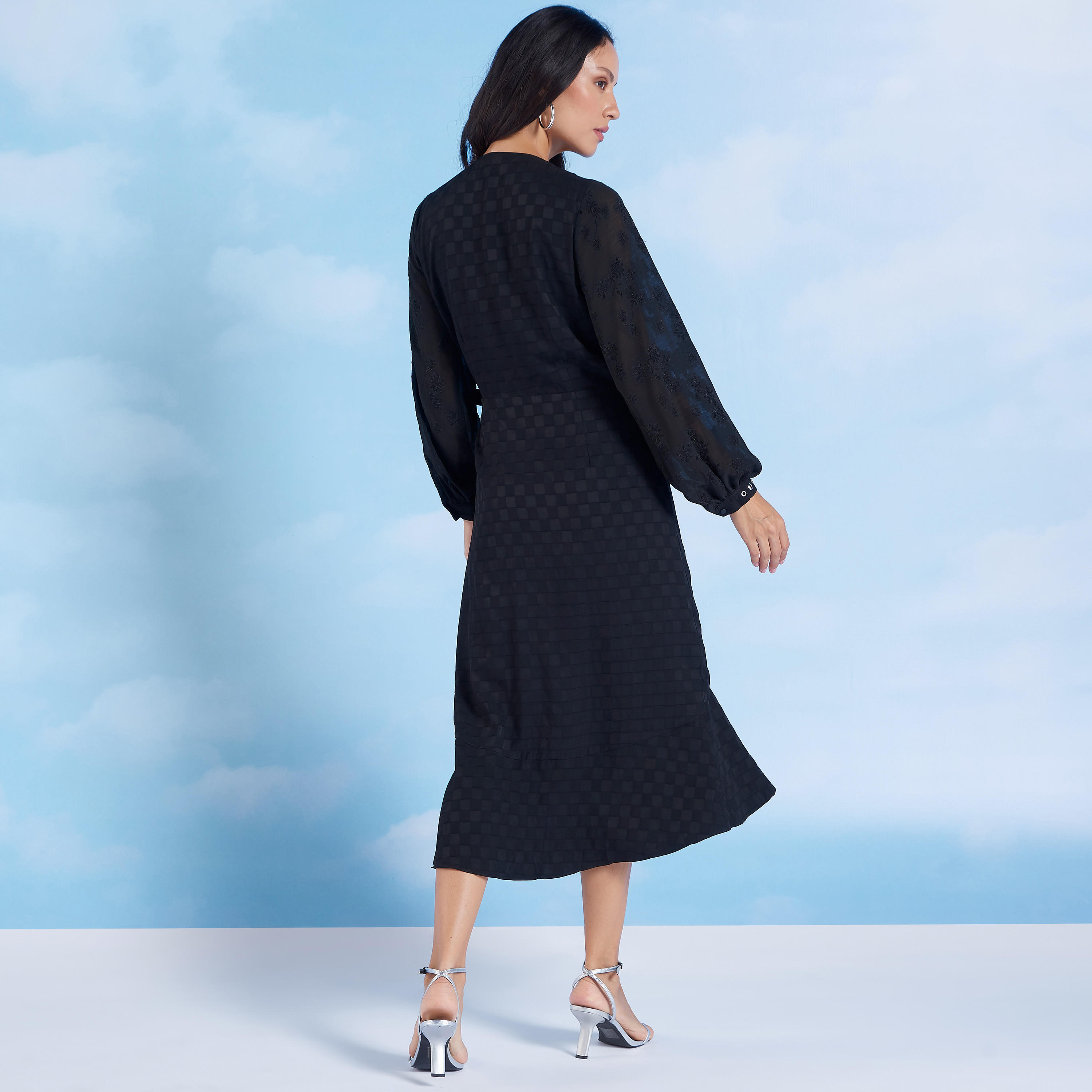 فستان ميدي كاروهات بياقة v وأكمام طويلة وتفاصيل مزينة من آيكونيك-women-clothing-dresses-image-7