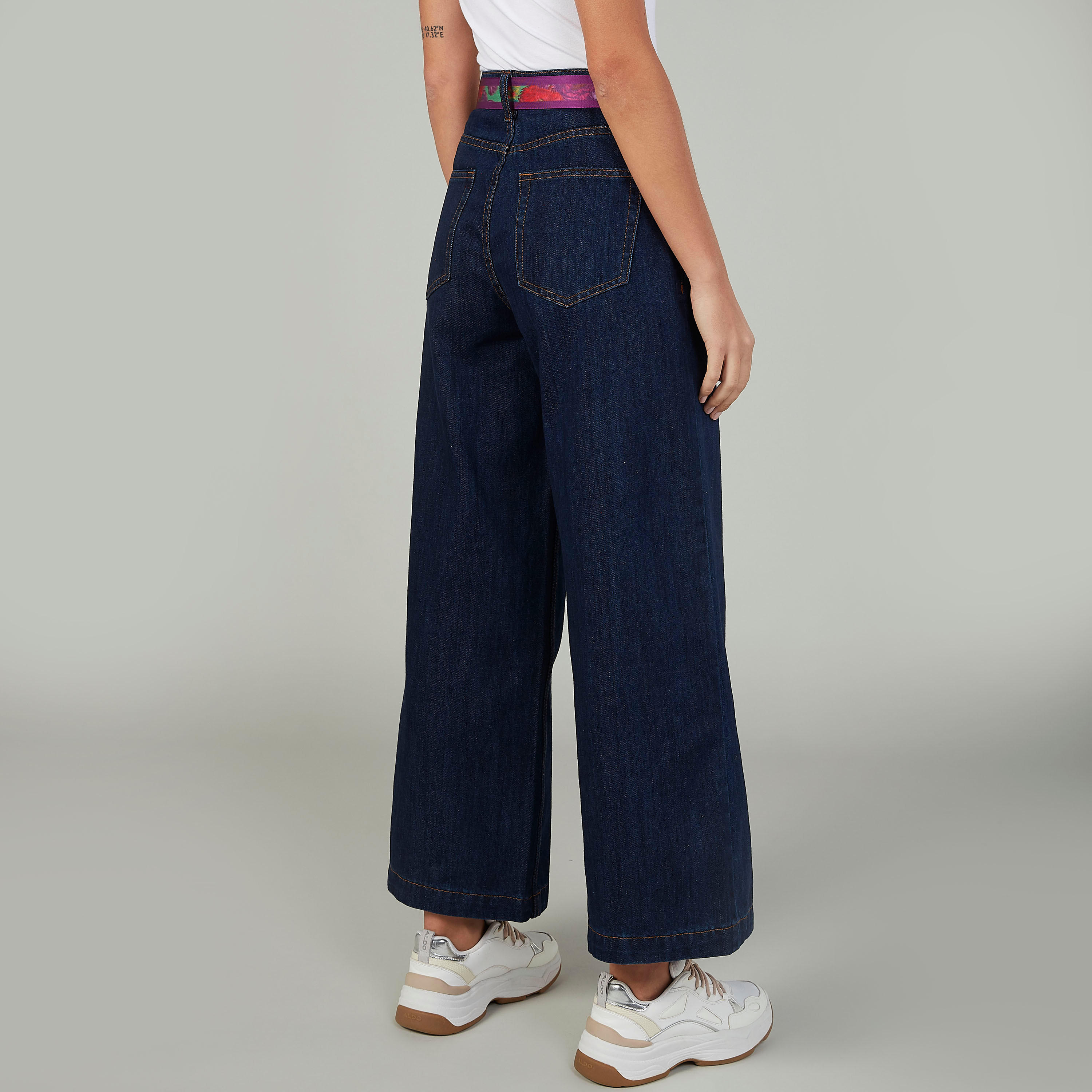 بنطلون سادة دنيم  قصير بخصر متوسط الارتفاع واسع وعراوي حزام من آيكوميك-women-clothing-bottoms-trousers-image-4