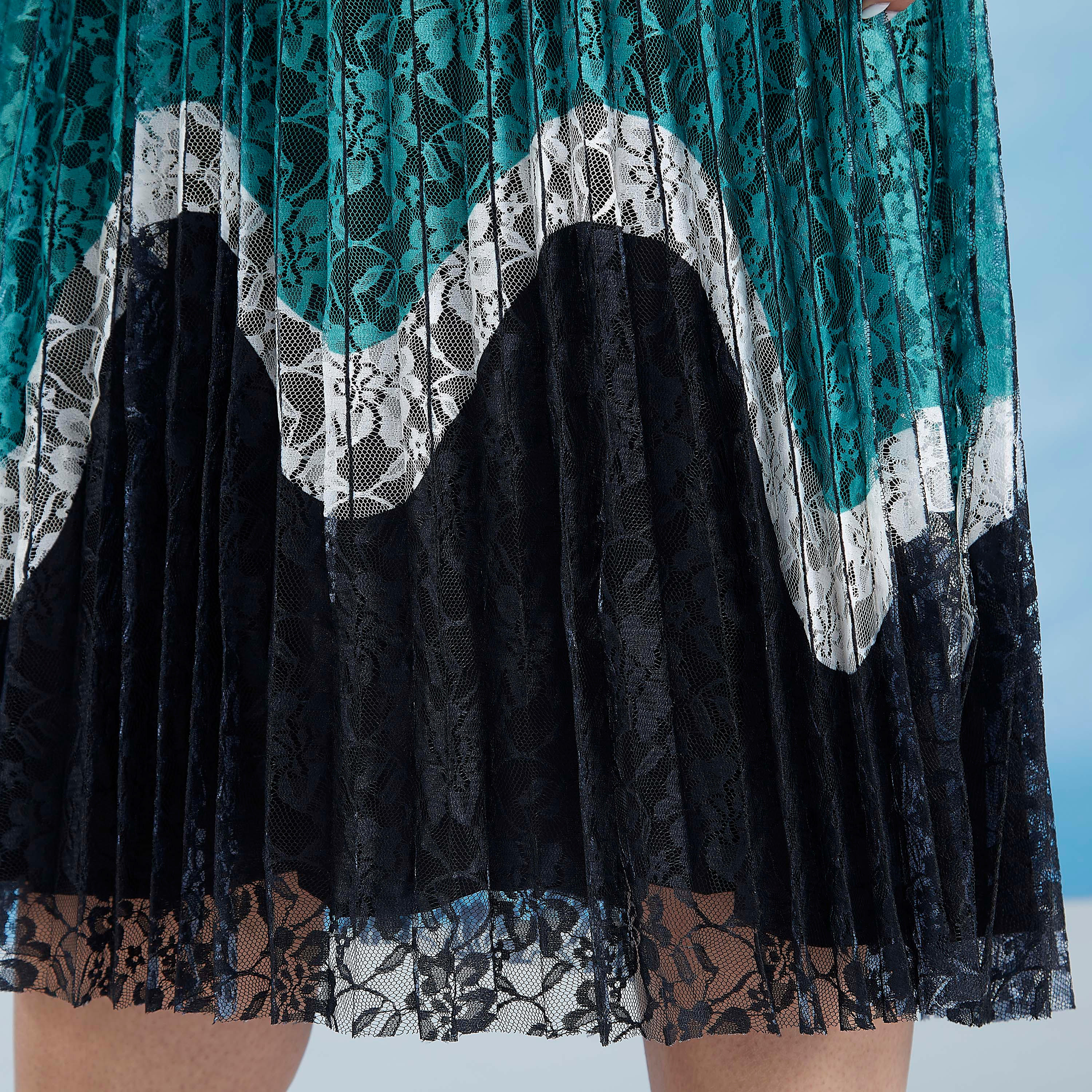 تنورة ميدي بتفاصيل دانتيل وحواف غير مستوية وطبعات من آيكونيك-women-clothing-bottoms-skirts-image-3