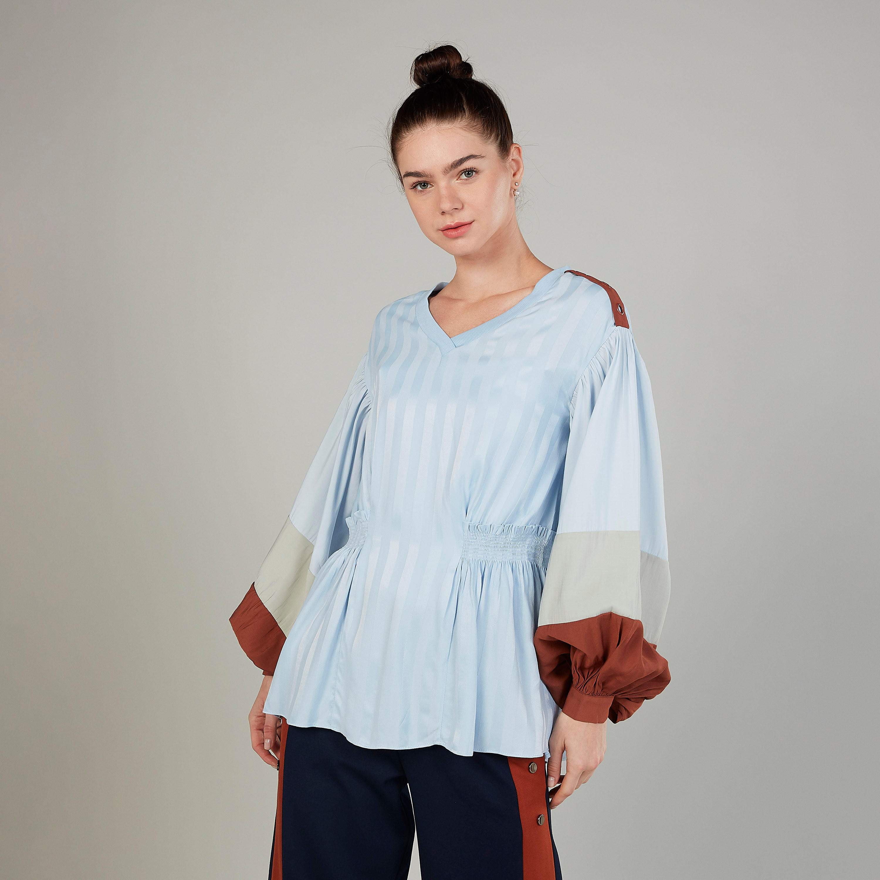 بلوزة مخططة بياقة V وأكمام طويلة من آيكونيك-women-clothing-shirtsandblouses-blouses-image-1