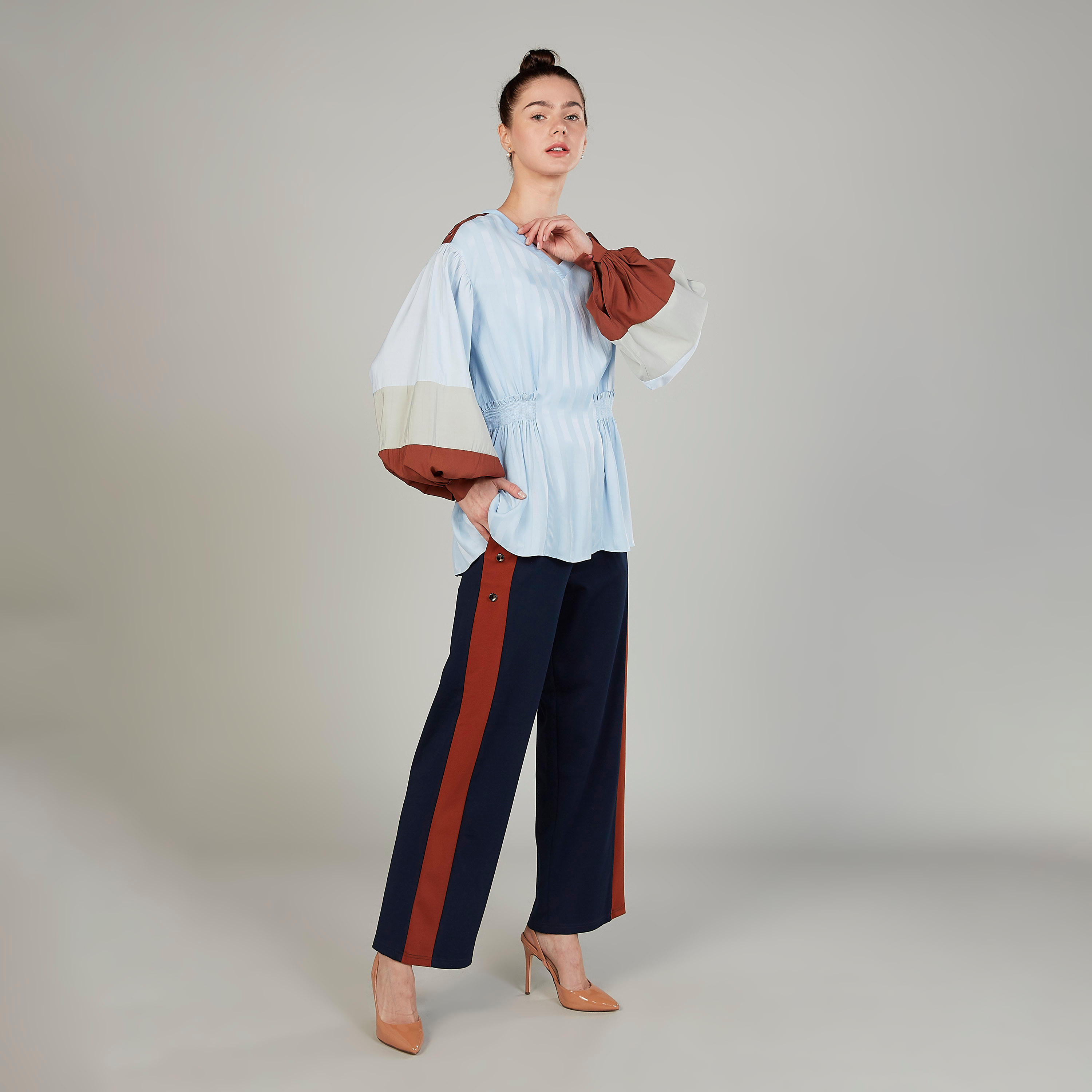 بلوزة مخططة بياقة V وأكمام طويلة من آيكونيك-women-clothing-shirtsandblouses-blouses-image-2
