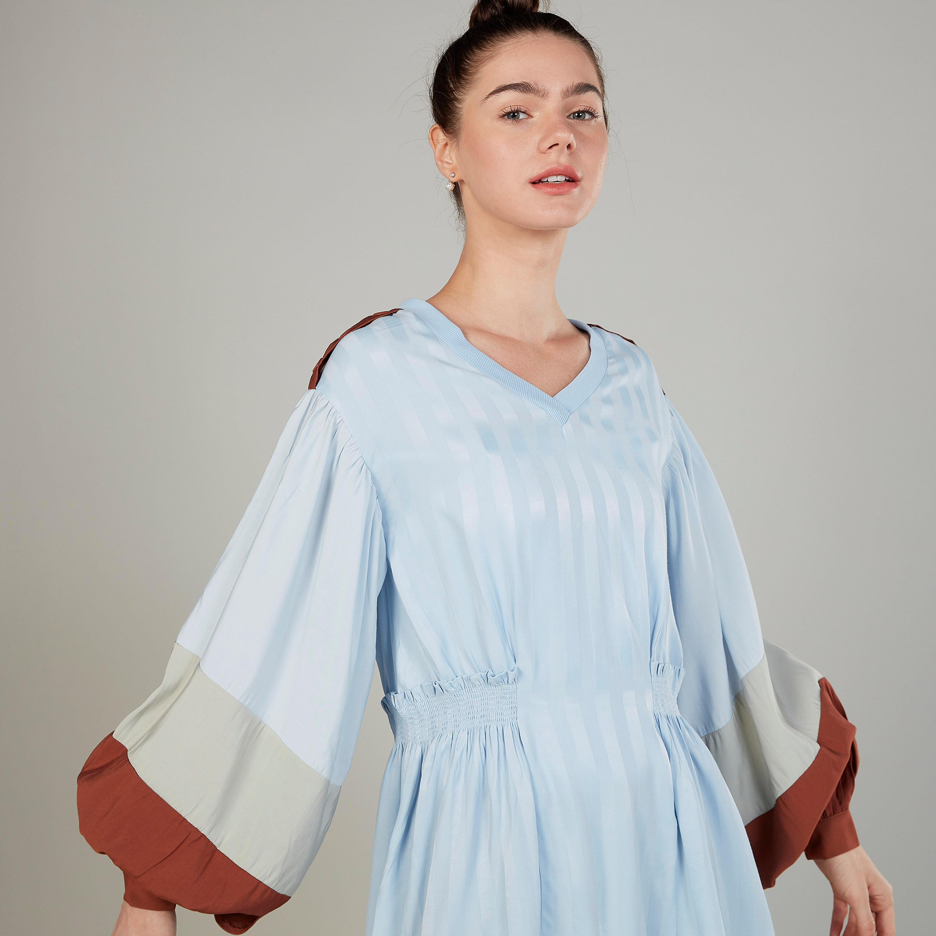 بلوزة مخططة بياقة V وأكمام طويلة من آيكونيك-women-clothing-shirtsandblouses-blouses-image-3