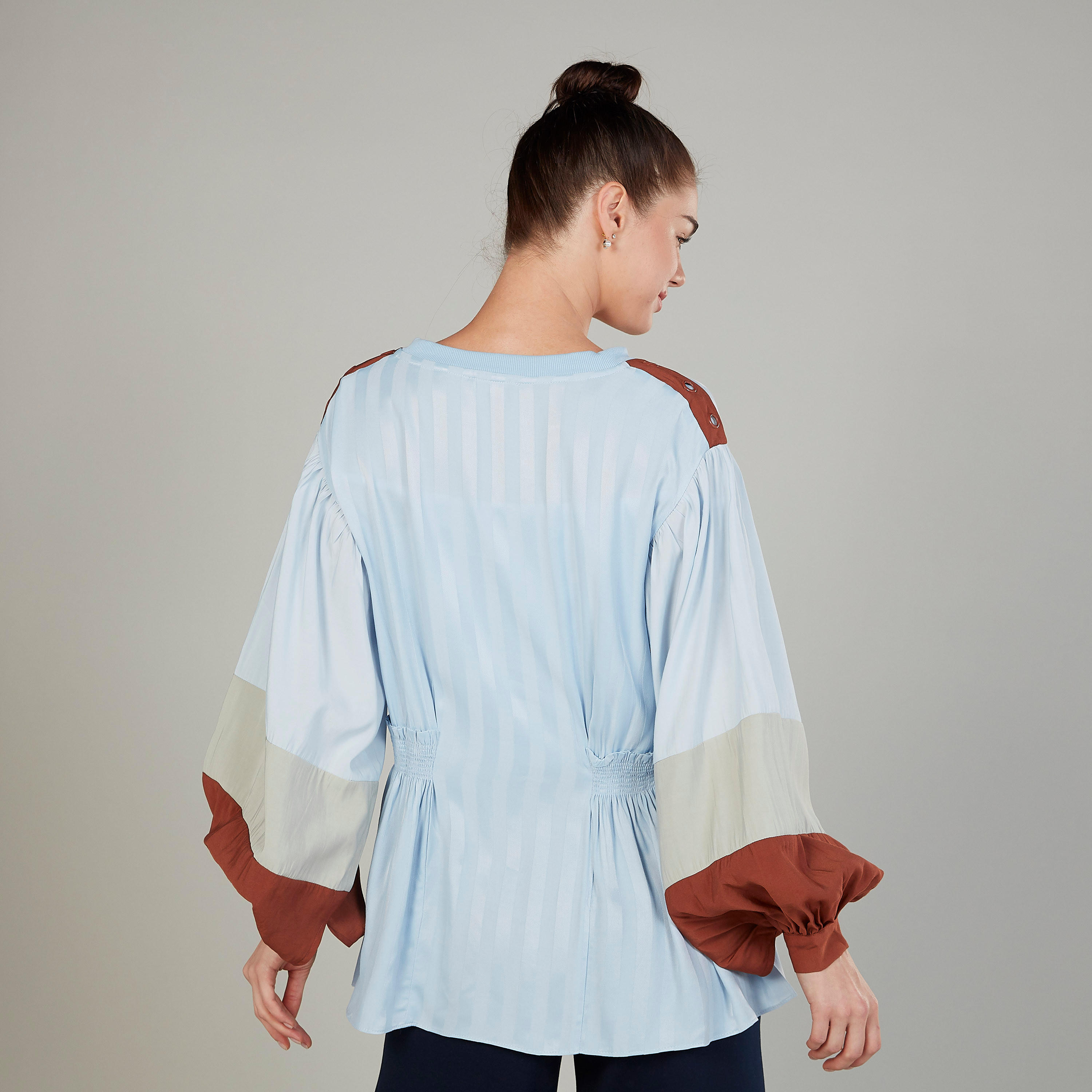بلوزة مخططة بياقة V وأكمام طويلة من آيكونيك-women-clothing-shirtsandblouses-blouses-image-4