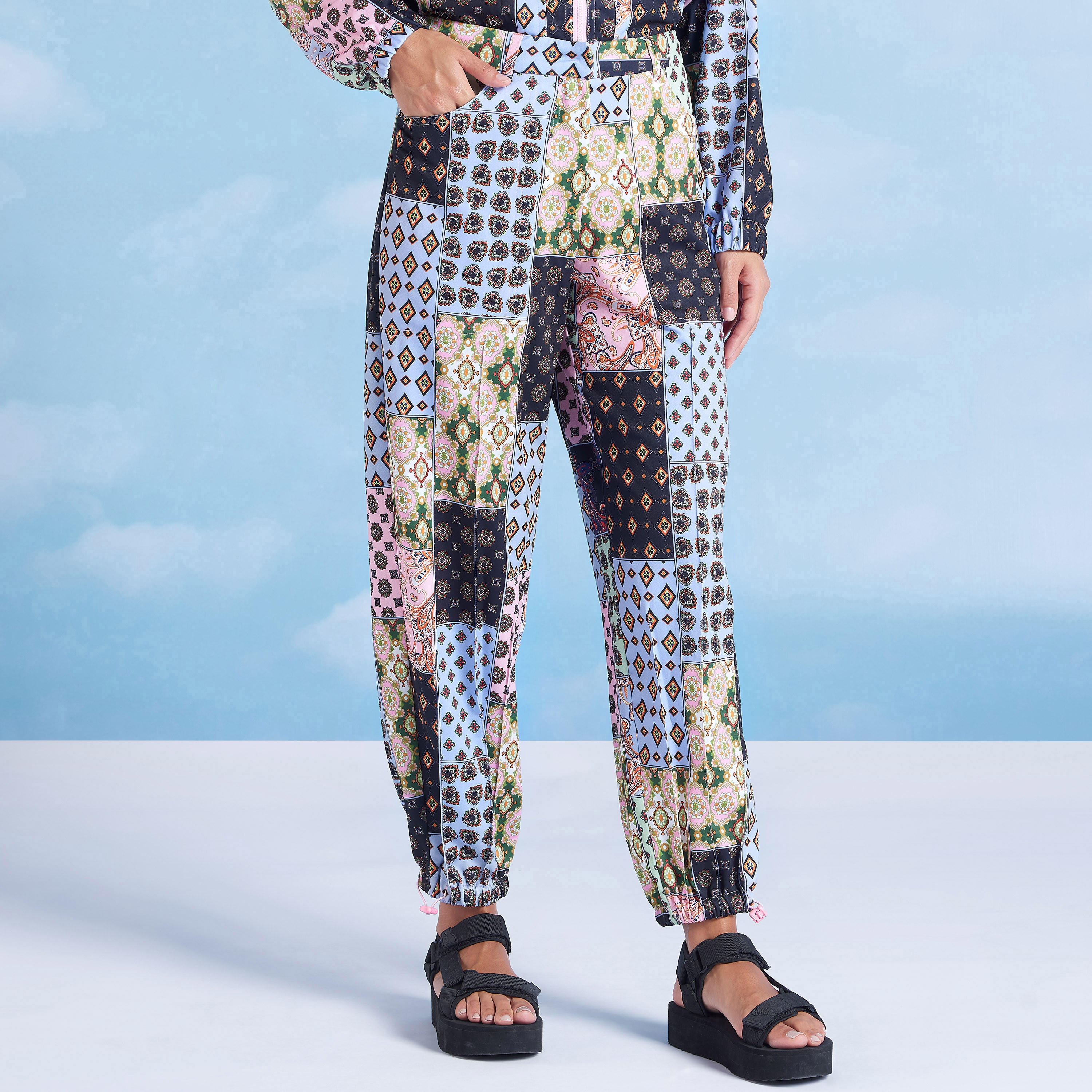 بنطلون رياضي بقصّة واسعة وخصر متوسط الارتفاع وجيوب من آيكونيك-women-clothing-bottoms-joggers-image-1