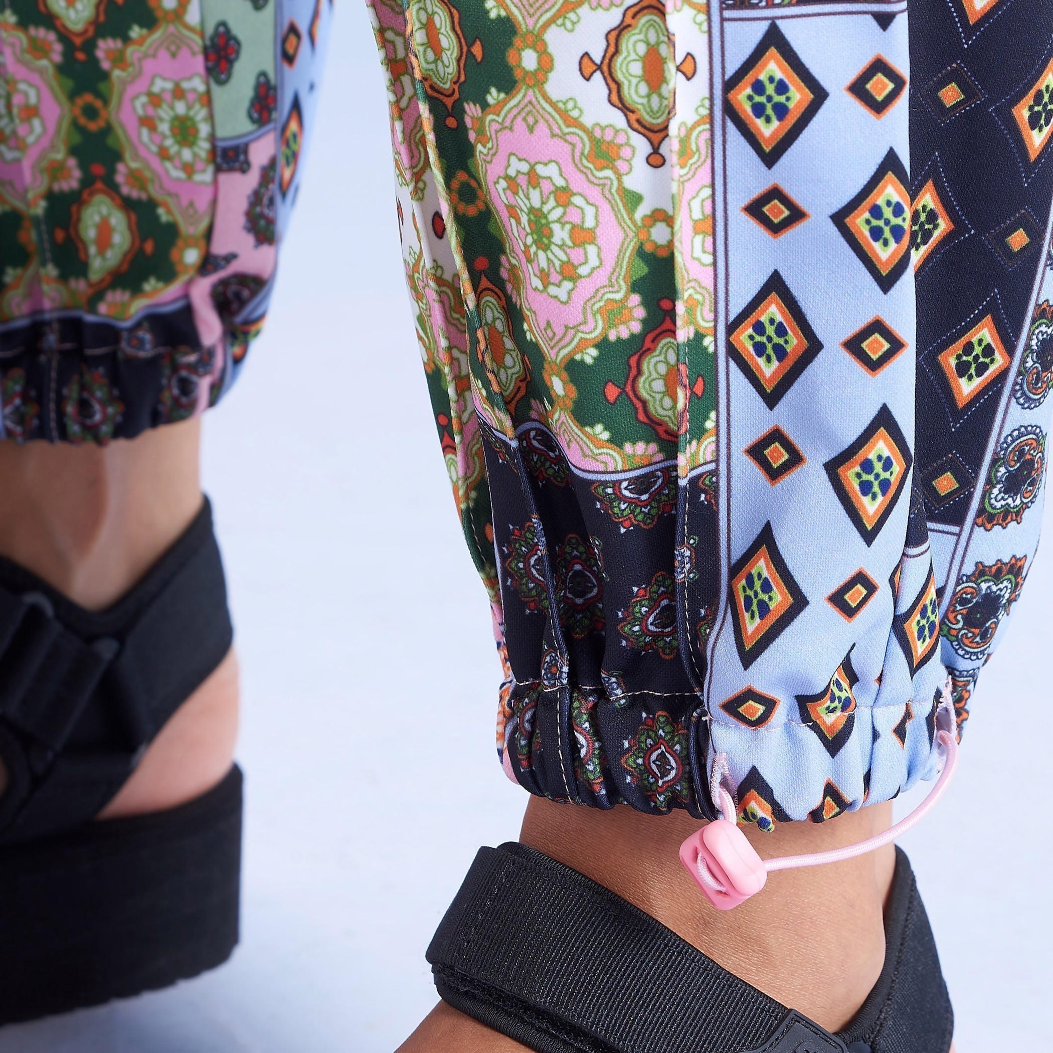 بنطلون رياضي بقصّة واسعة وخصر متوسط الارتفاع وجيوب من آيكونيك-women-clothing-bottoms-joggers-image-4