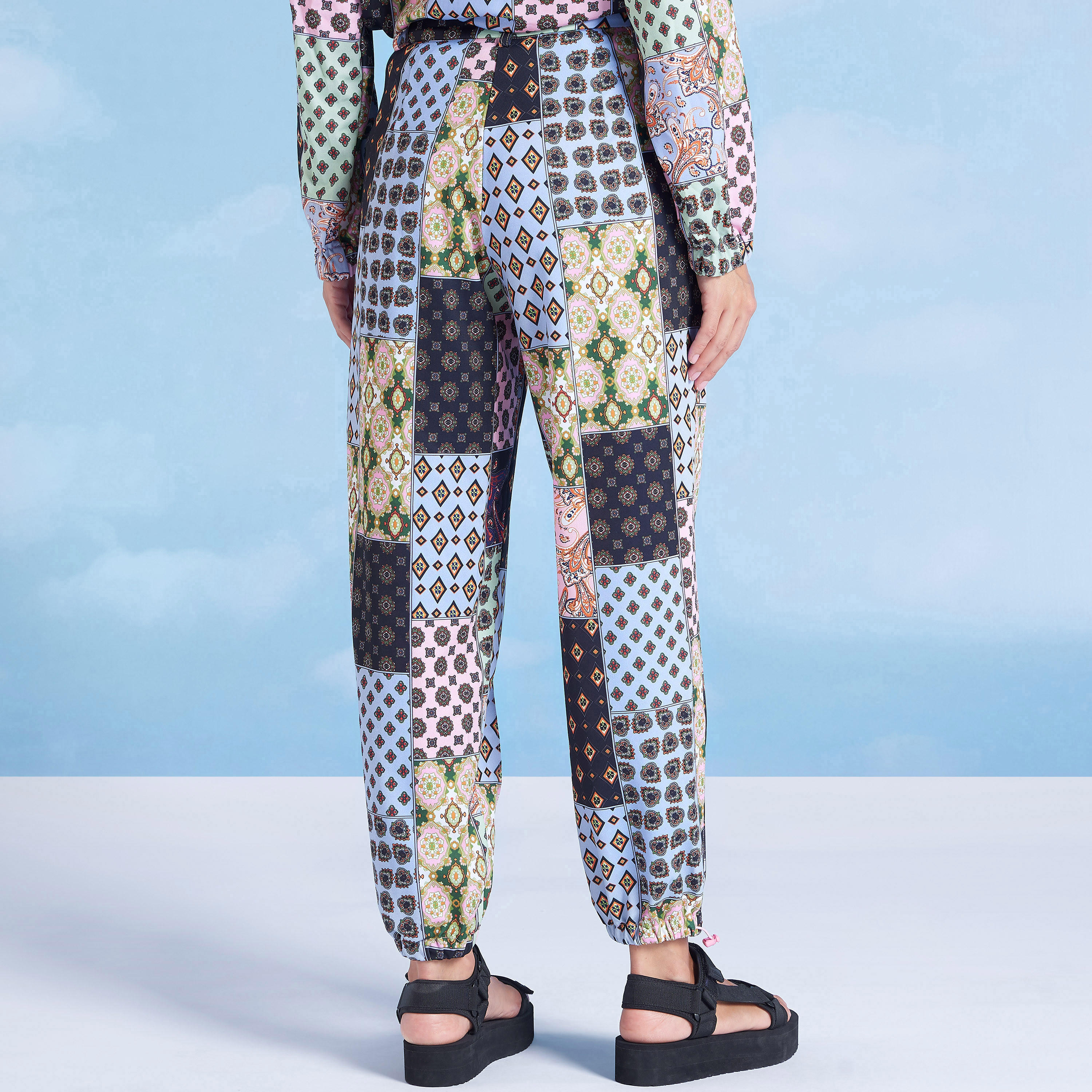 بنطلون رياضي بقصّة واسعة وخصر متوسط الارتفاع وجيوب من آيكونيك-women-clothing-bottoms-joggers-image-5