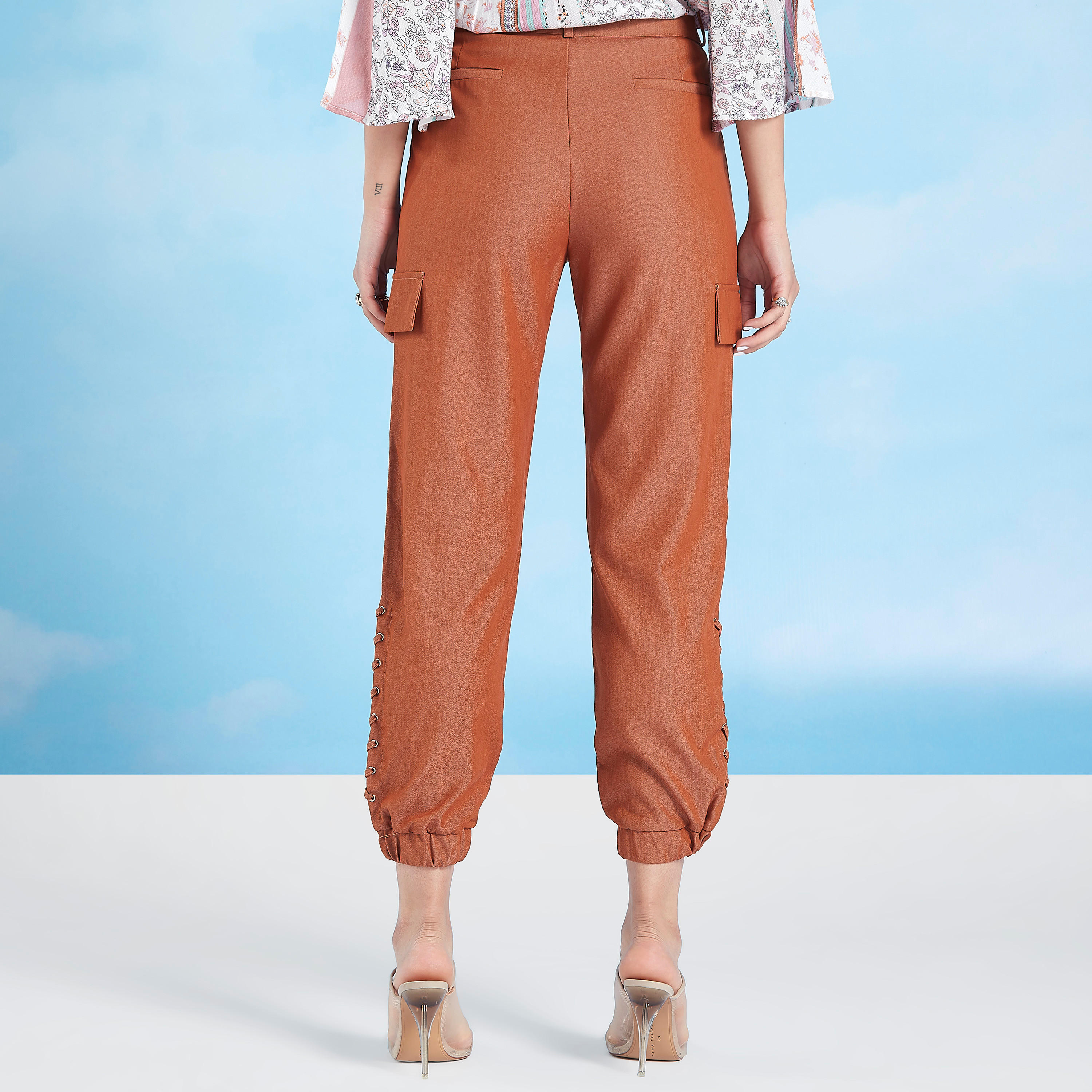 بنطلون سادة بقصّة واسعة وخصر مرتفع وجيوب من آيكونيك-women-clothing-bottoms-joggers-image-4