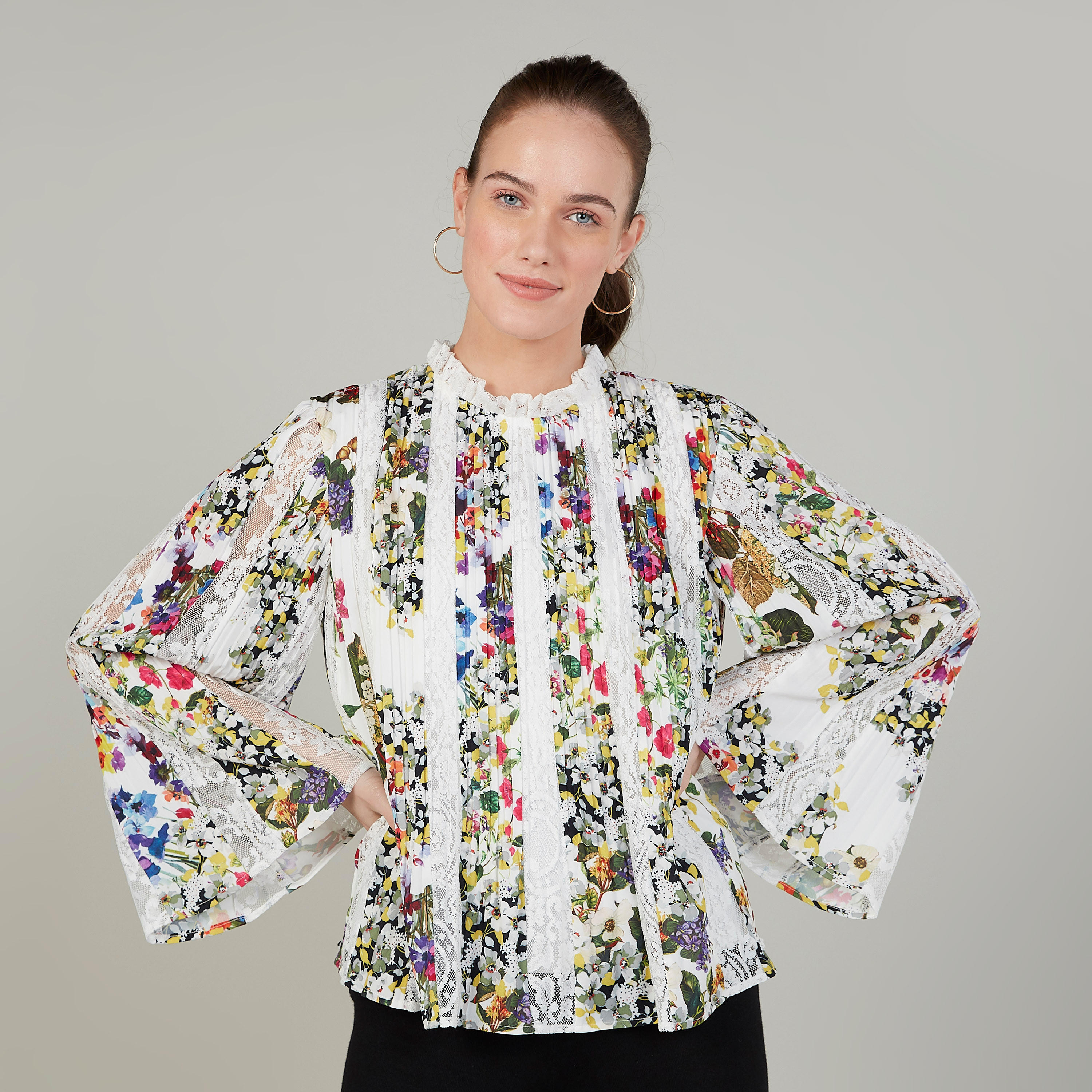 بلوزة بياقة عالية وأكمام طويلة وطبعات زهرية من آيكونيك-women-clothing-shirtsandblouses-blouses-image-1