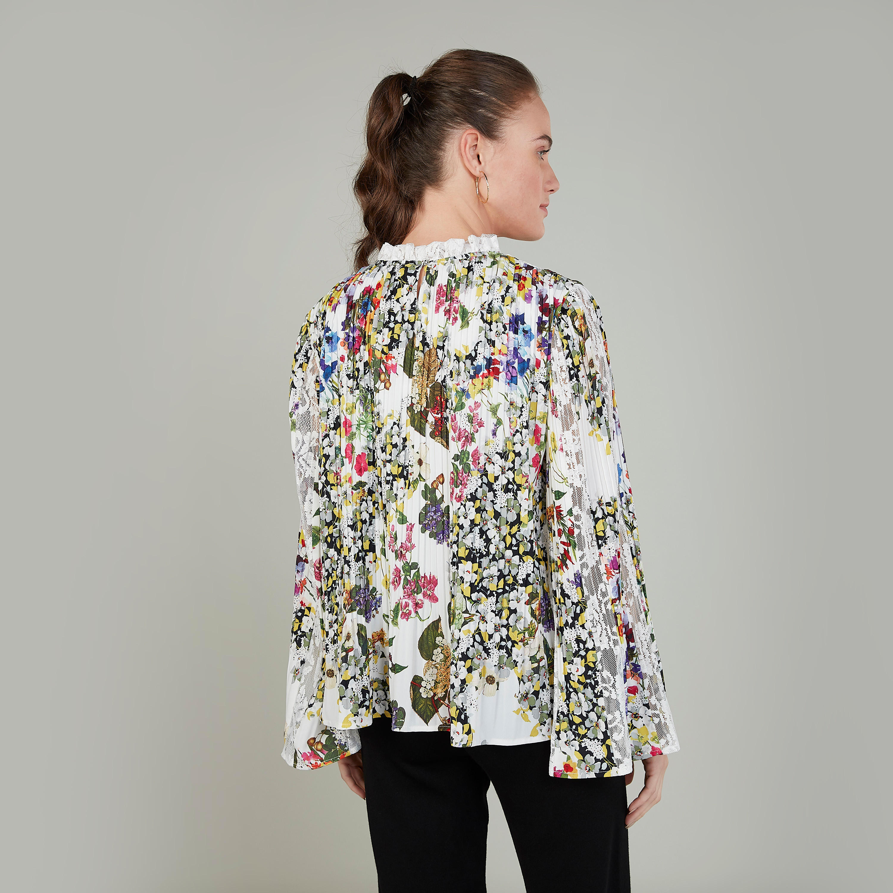بلوزة بياقة عالية وأكمام طويلة وطبعات زهرية من آيكونيك-women-clothing-shirtsandblouses-blouses-image-4