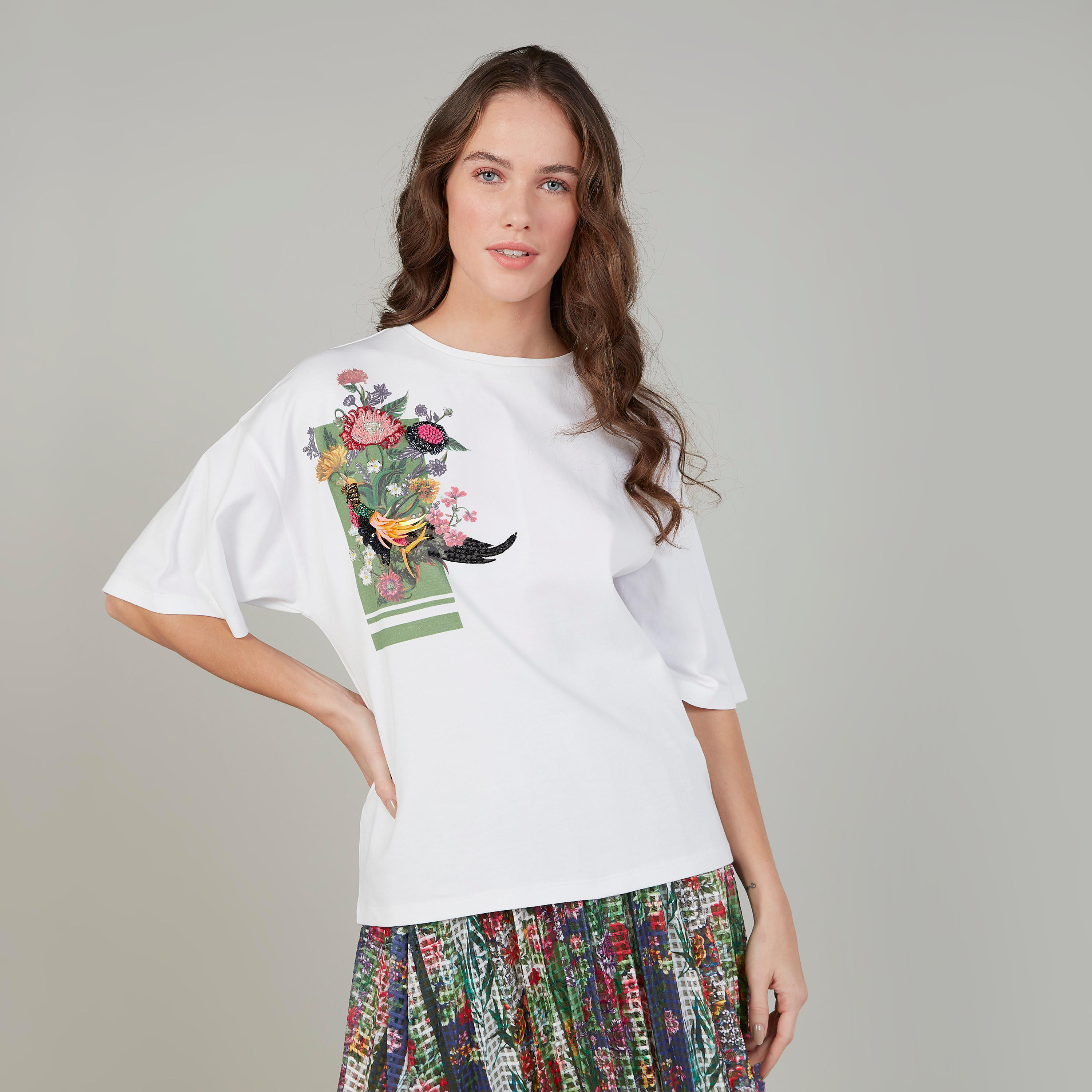 بلوزة مزيّنة بأكمام قصيرة وياقة مستديرة من أيكونيك-women-clothing-tshirts-image-1