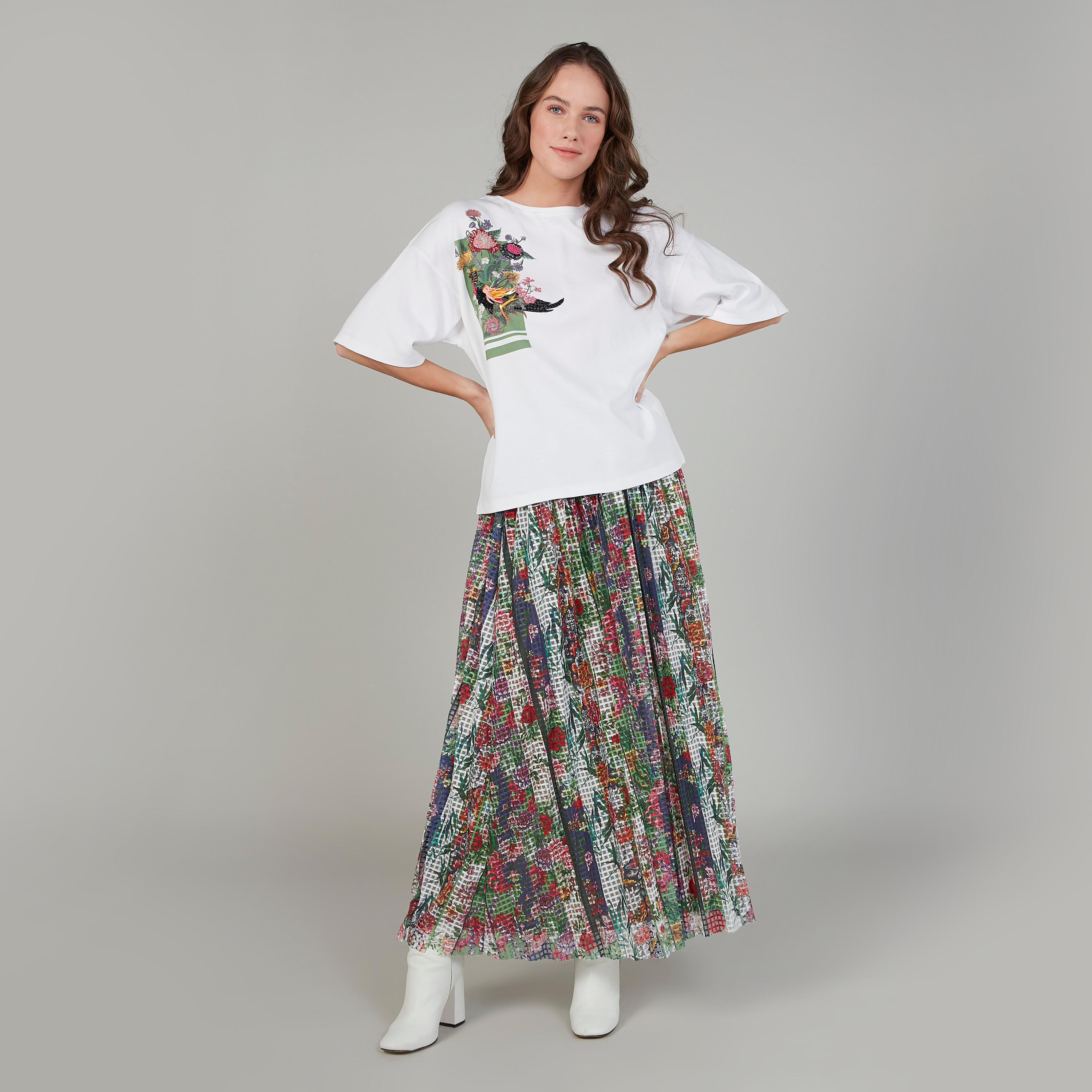 بلوزة مزيّنة بأكمام قصيرة وياقة مستديرة من أيكونيك-women-clothing-tshirts-image-2